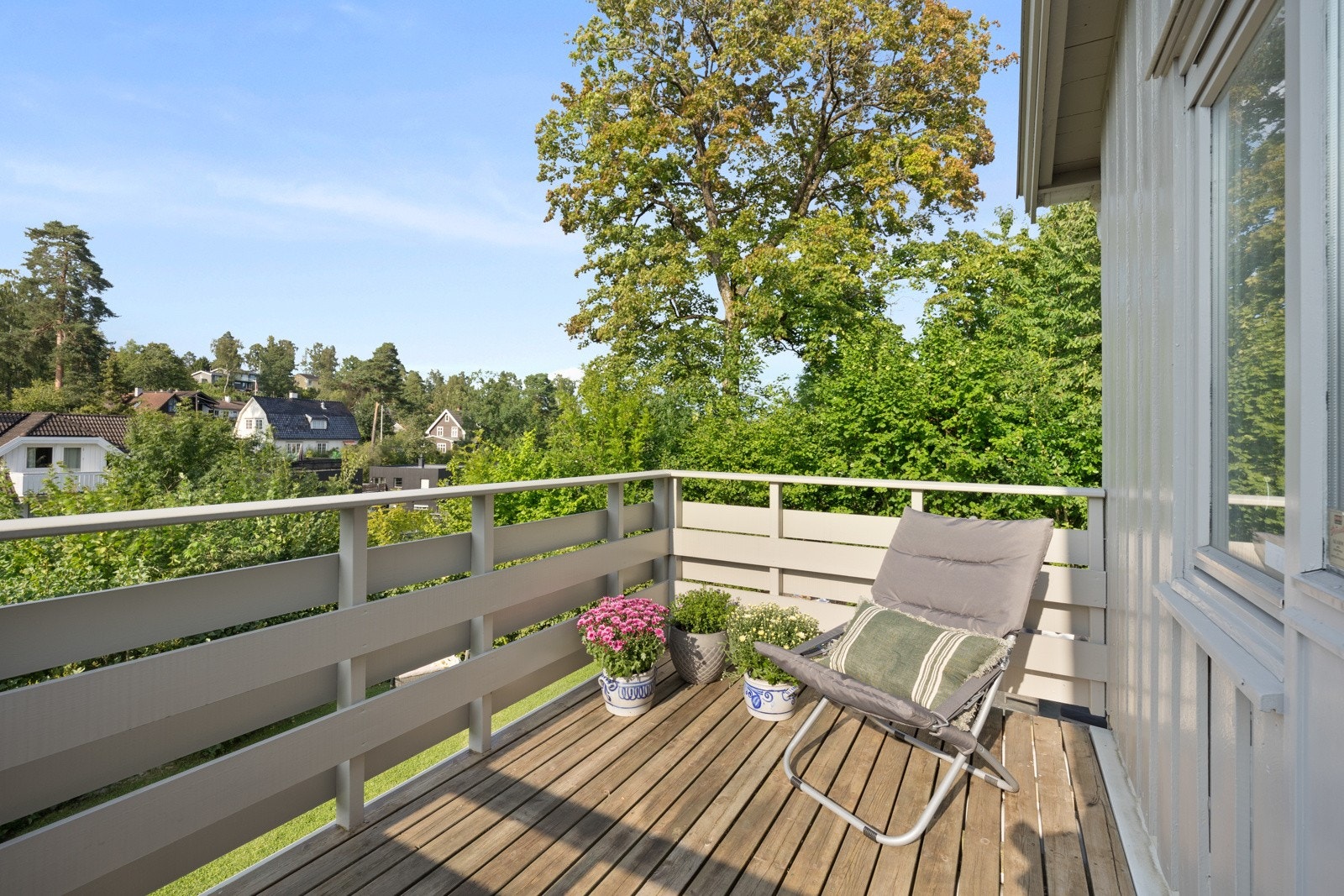 Det er også en balkong hvor solen kan nytes. Galleribilde