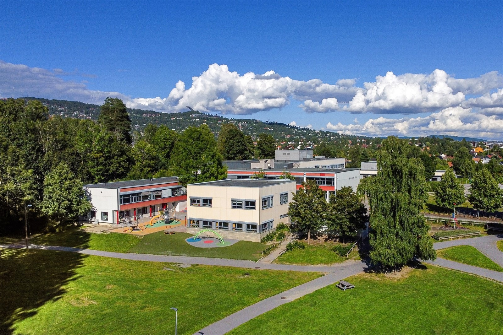Boligen sokner til Eiksmarka barneskole (ca. 3 min gange). Galleribilde