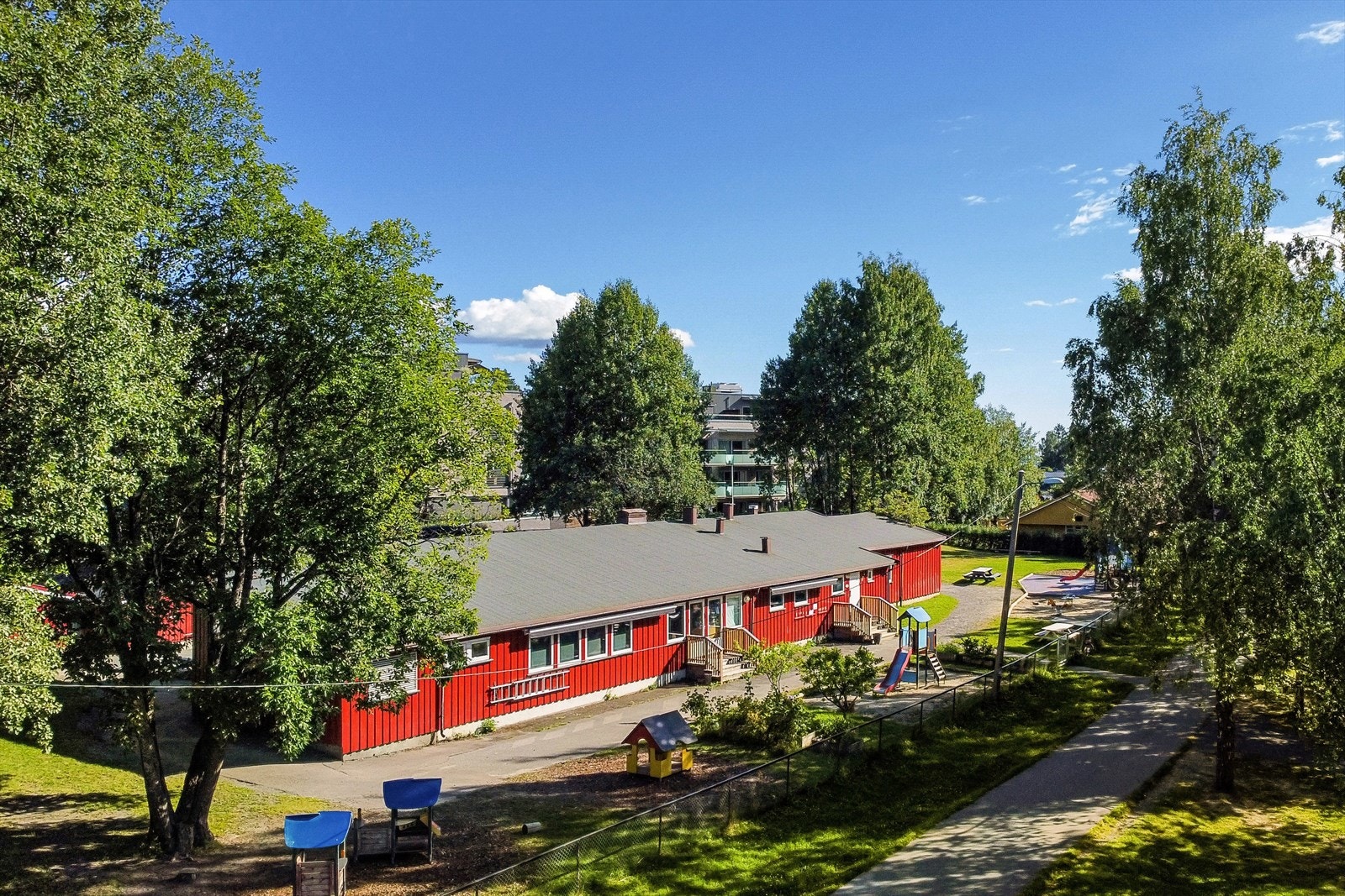 Ellers er det en rekke barnehager i nærområdet med bl.a Eiksmarka barnehage, Briskehaugen barnehage, Fossum Terrasse barnehage m.m. Galleribilde