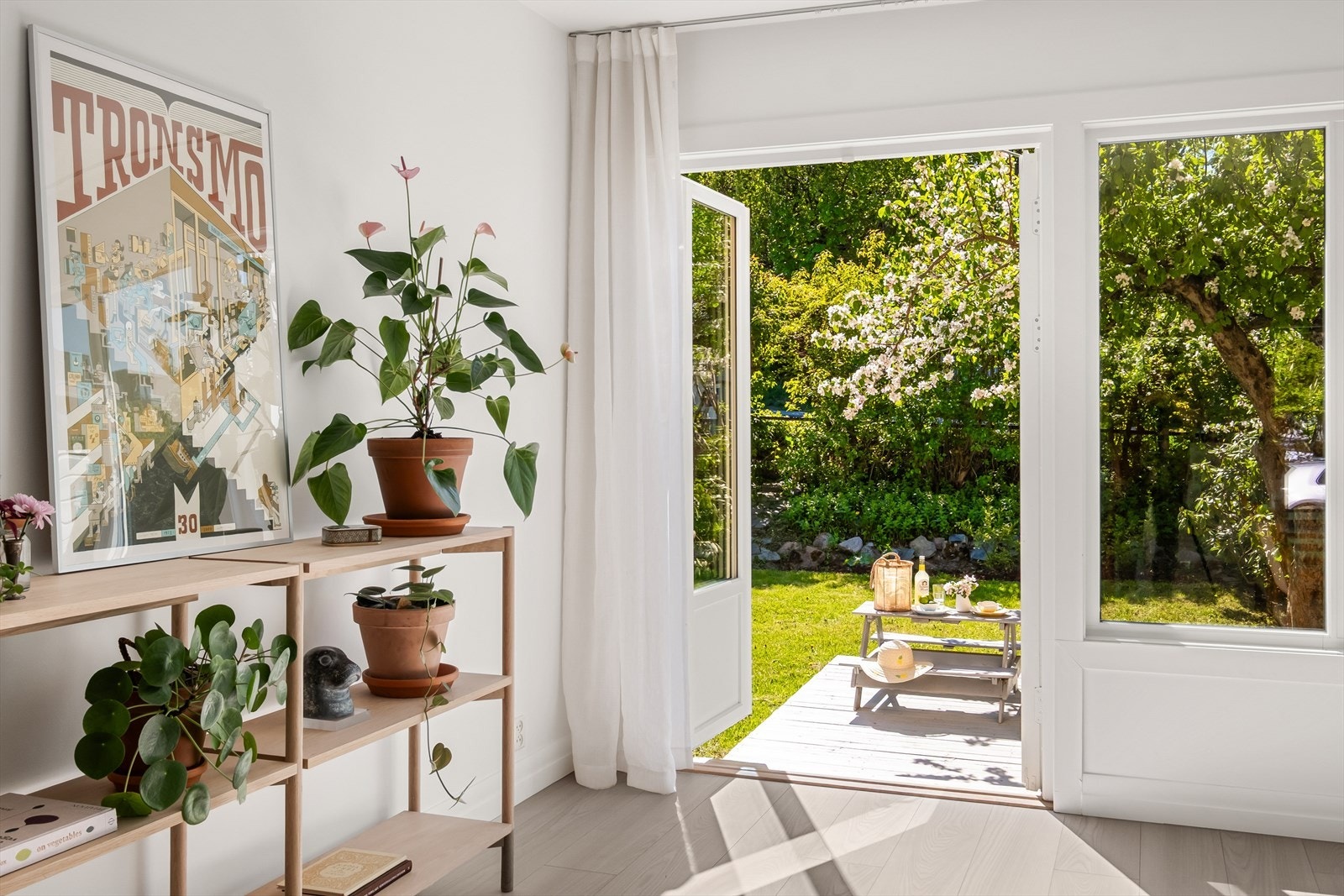 Direkte utgang til solrik terrasse og hage - perfekt for varme dager. Galleribilde