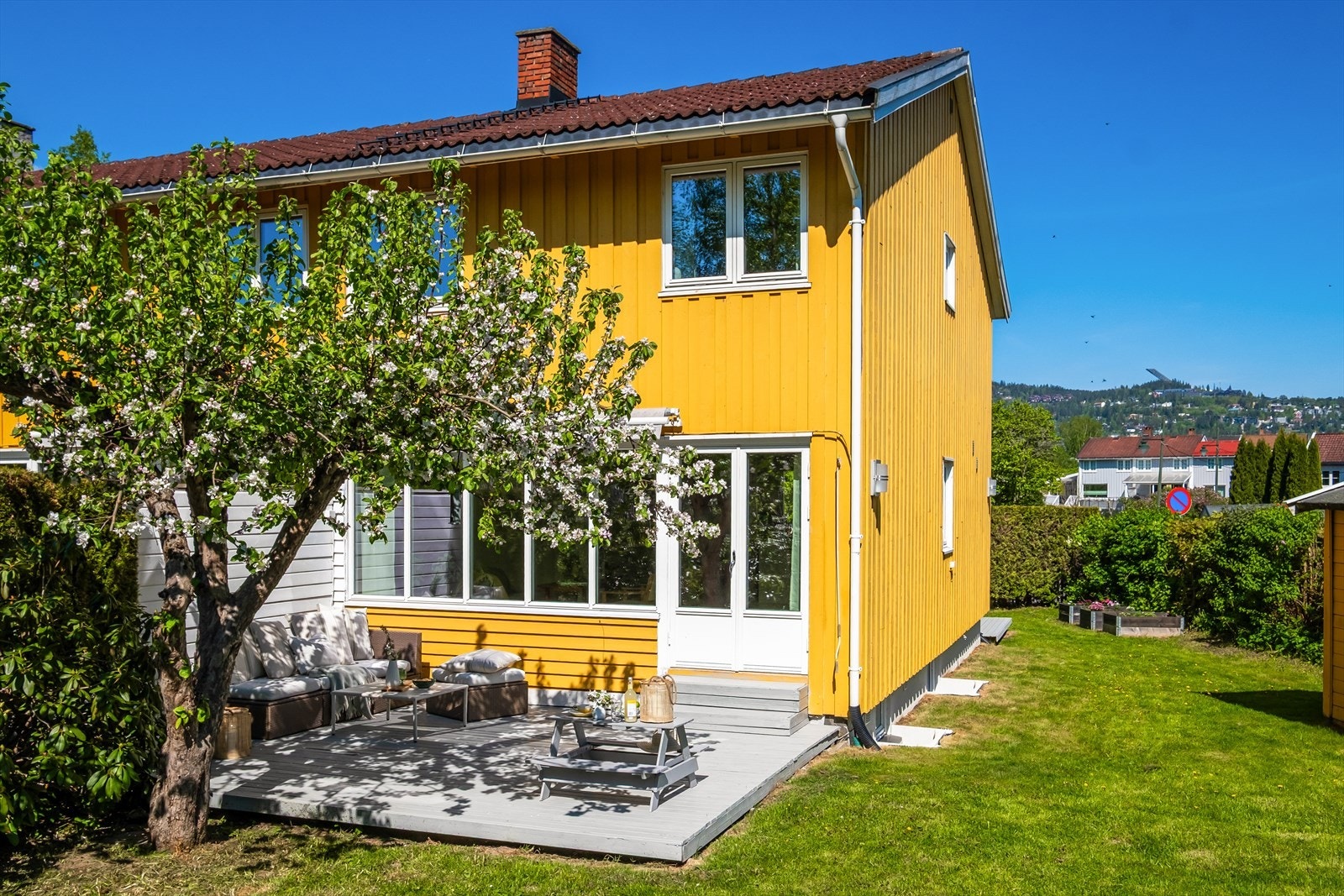 Romslig og skjermet hage med god plass. Galleribilde