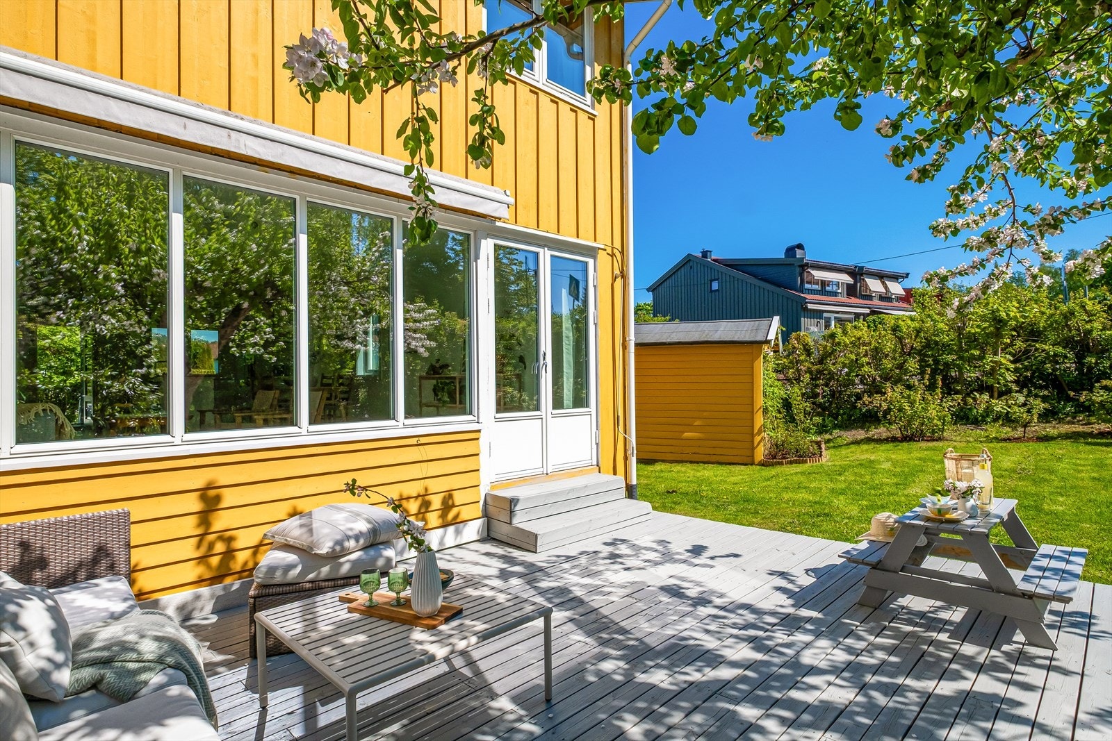 Ved boden står et nydelig rosebed som slynger seg elegant oppover espalieret og skaper et romantisk blikkfang. Galleribilde