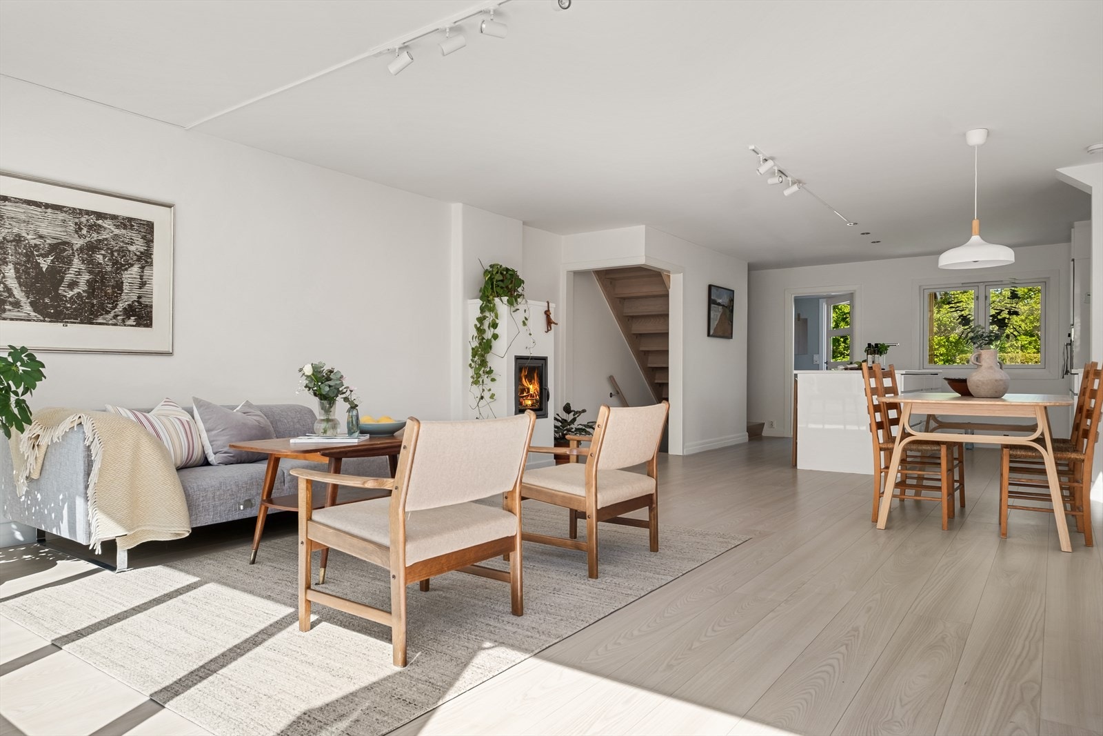 Lys og romslig stue med god plass til sofagruppe og møblering etter ønske. Galleribilde