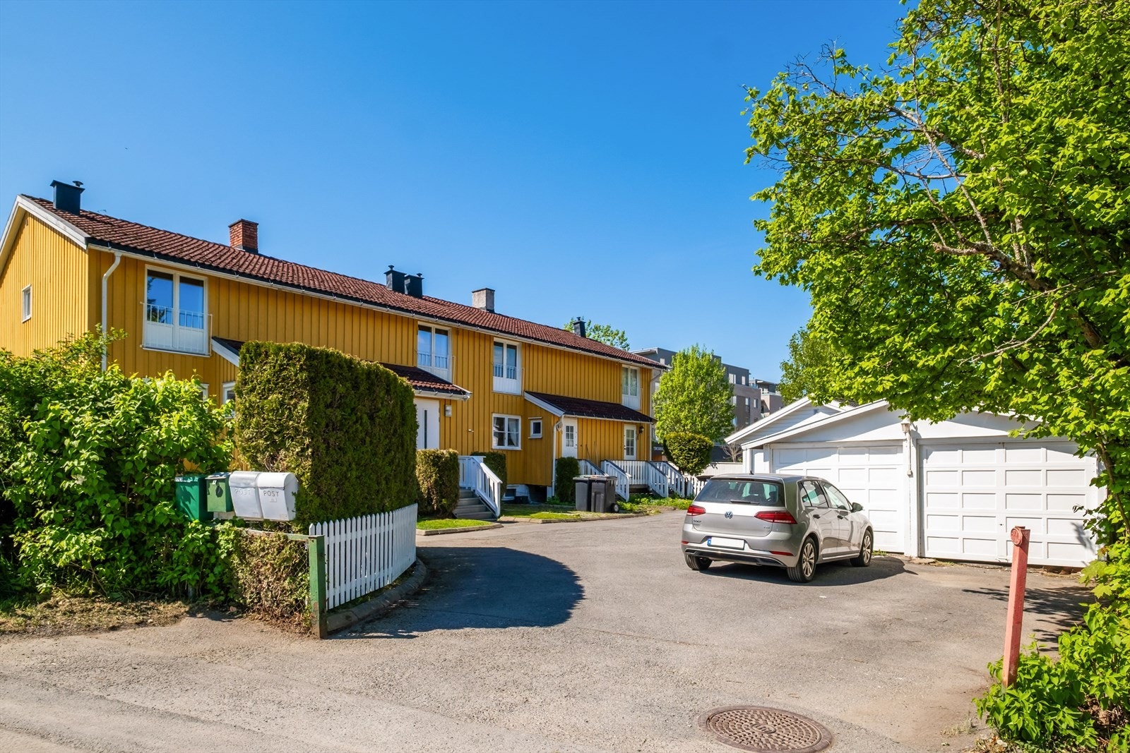Boligen disponerer både garasje og biloppstillingsplass. Galleribilde