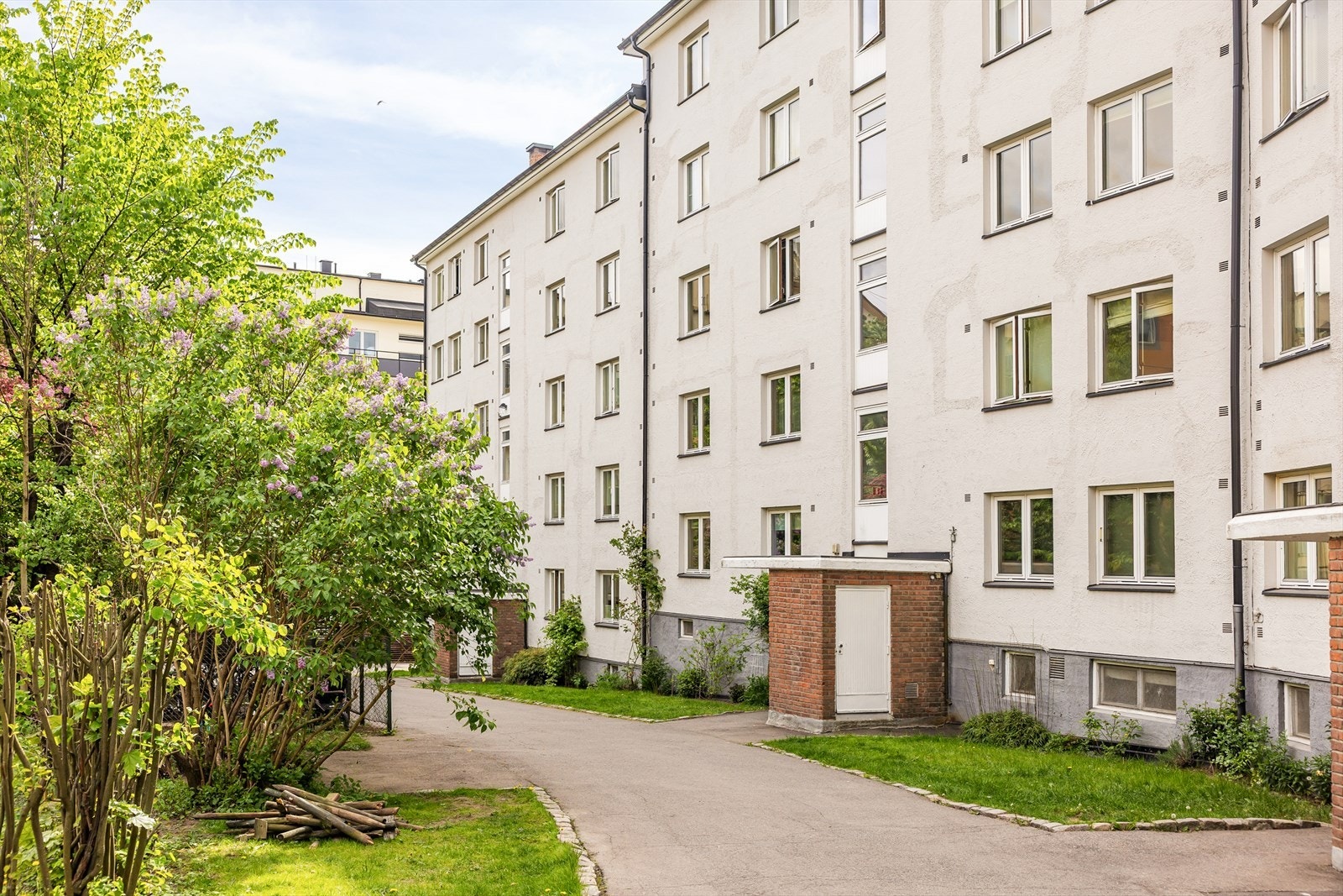 Hyggelig, skjermet og pent opparbeidet inngangsparti. Galleribilde