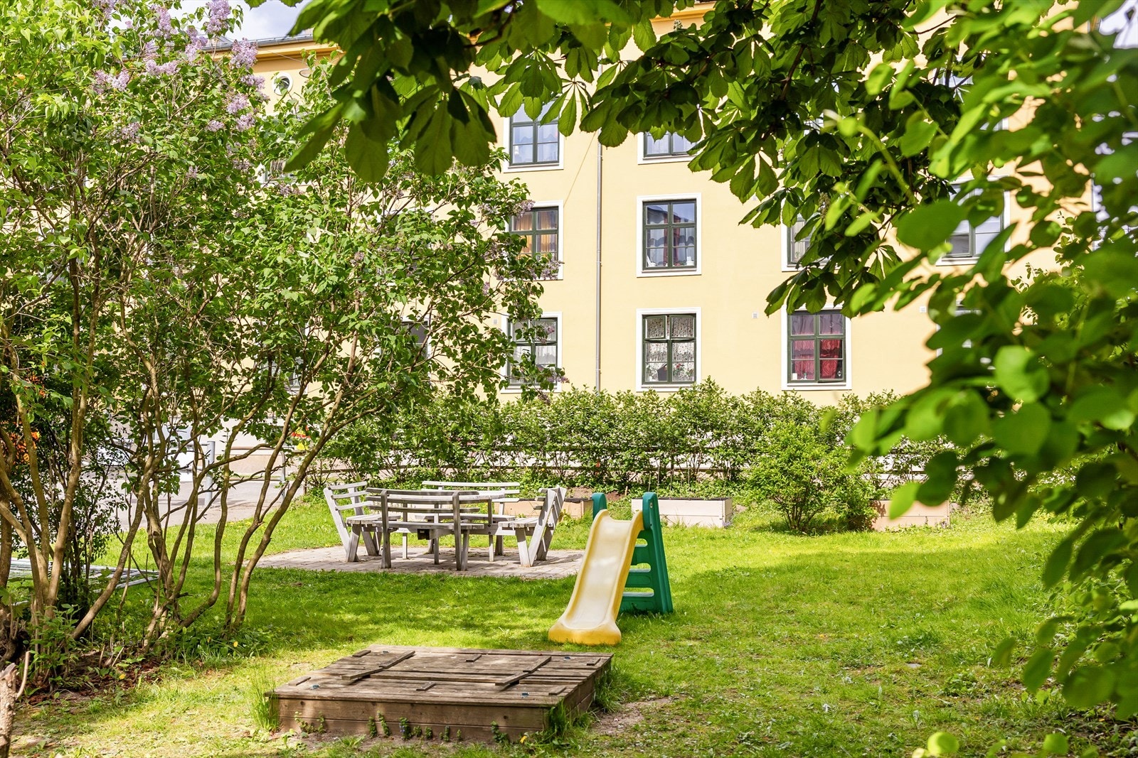 Fellesarealene er pent opparbiedet med plen, beplanting, plantekasser og internveier. Det er flere sittegrupper og lekeapparater for beboerne. Galleribilde