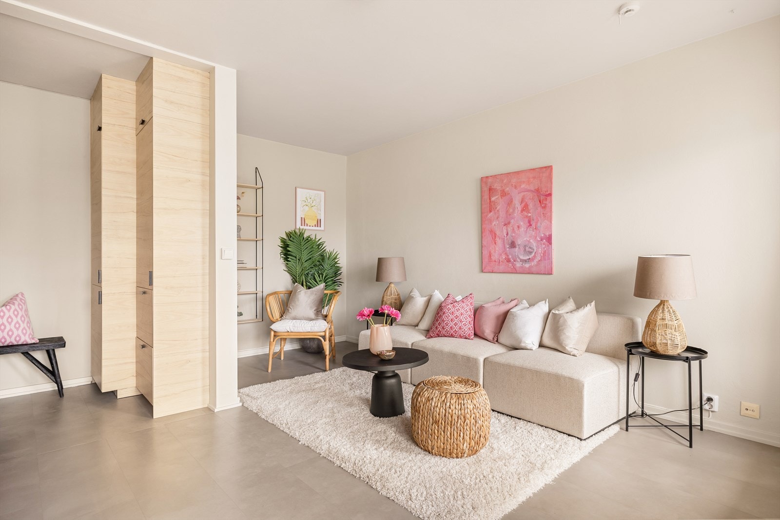 I stuen er det god plass til sofagruppe, sofabord og underholdningsavdeling. Galleribilde