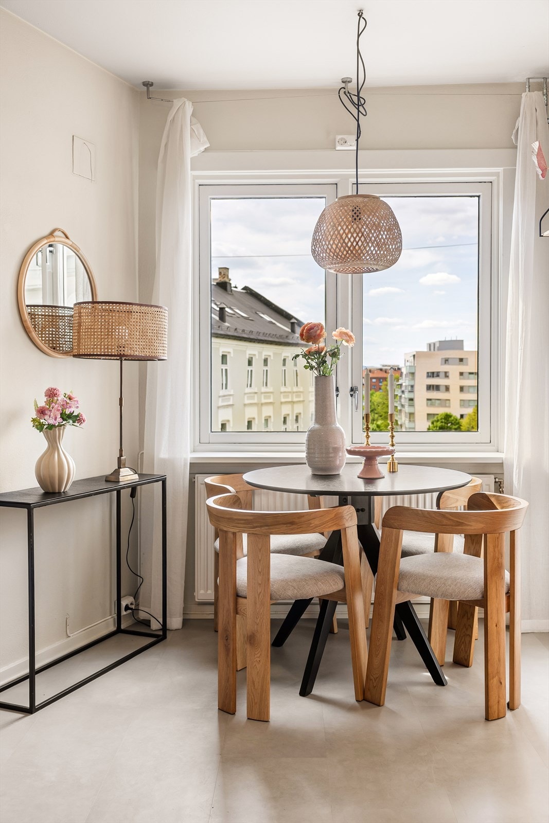 Fin plassering av spisegruppen ved vinduet. Galleribilde