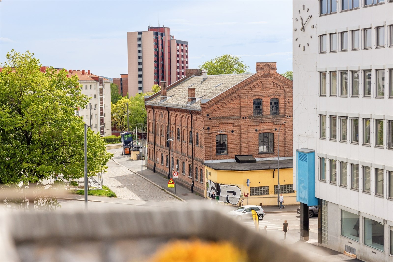 På balkongen er det plass til kafésett og beplanting. Fint utsyn mot gate. Galleribilde
