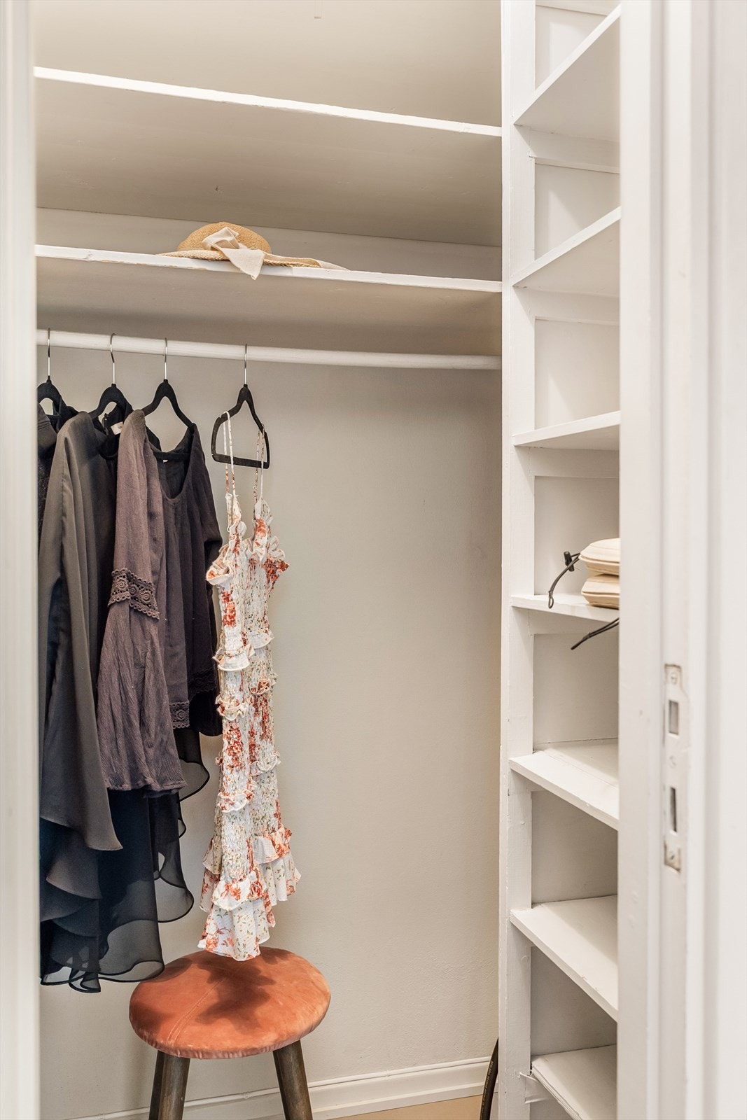 Fra gangen er det direkte tilknytning til kottet, som sikrer ekstra lagringsplass. I tillegg disponerer leiligheten to kjellerboder. Galleribilde