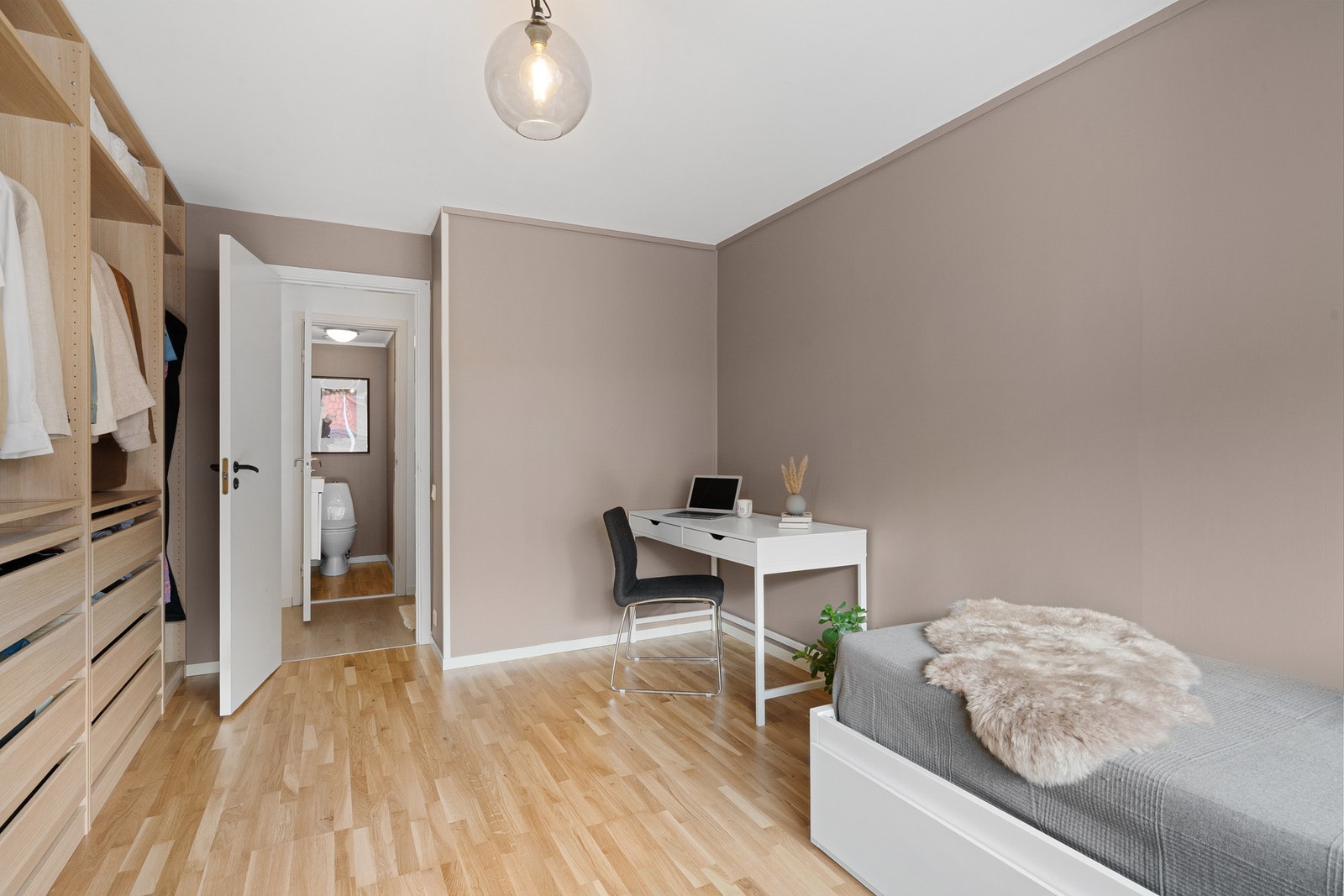 Rommet har en stor ny garderobe med flere praktiske løsninger. Galleribilde