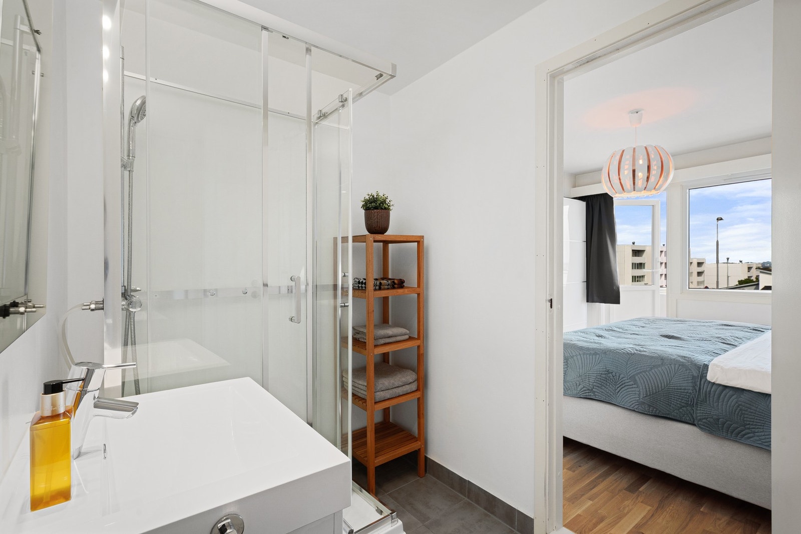 Soverommet har også direkte adkomst til badet, en løsning mange verdsetter. Galleribilde