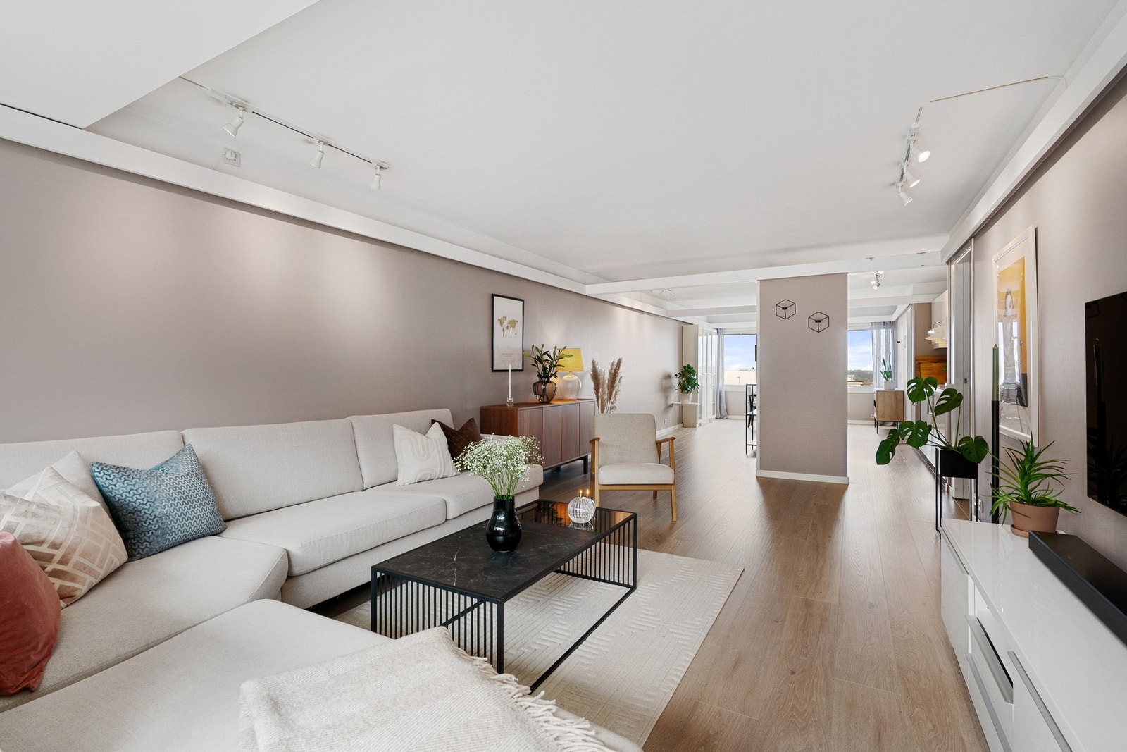 Leiligheten er gjennomgående med lysinnslipp fra to kanter. Galleribilde