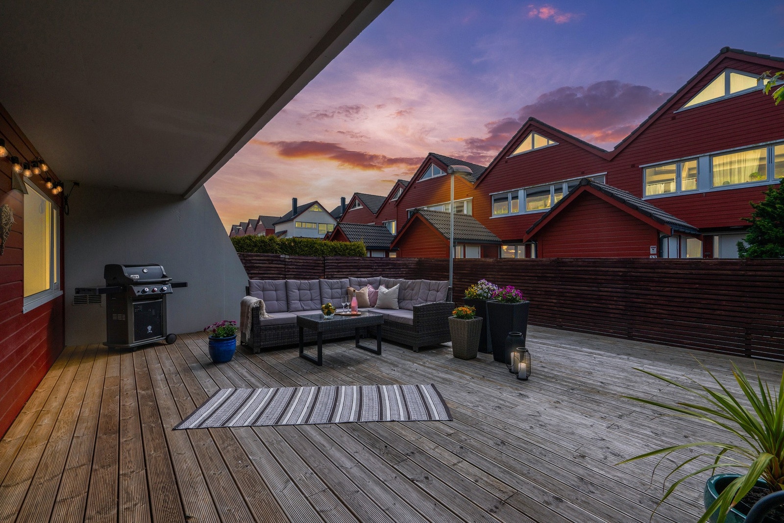 Kveldsstemning på terrassen. Galleribilde