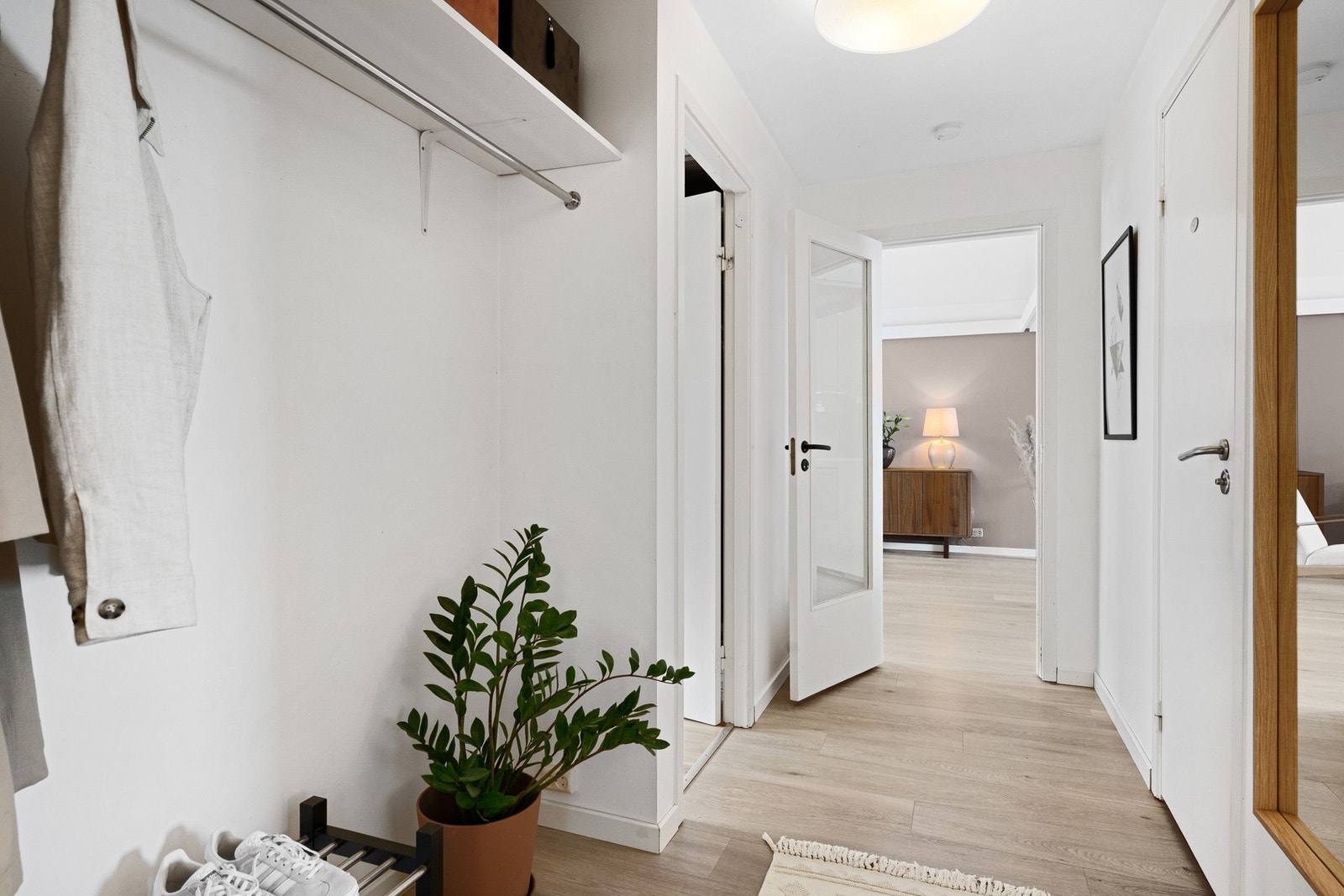 Gang med god plass til ytterklær. Galleribilde