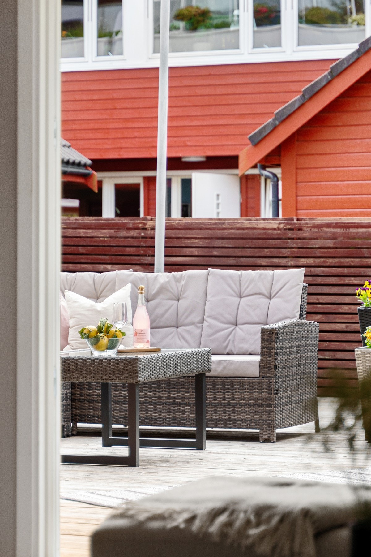 Fra stuen er det utgang til en stor terrasse på 48 kvm. Galleribilde