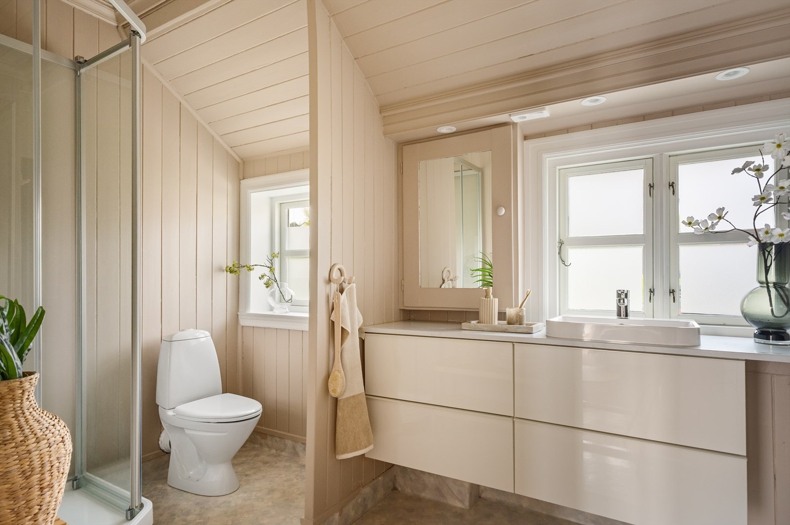- Badet måler 5,7m² og har gode oppbevaringsmuligheter - Galleribilde