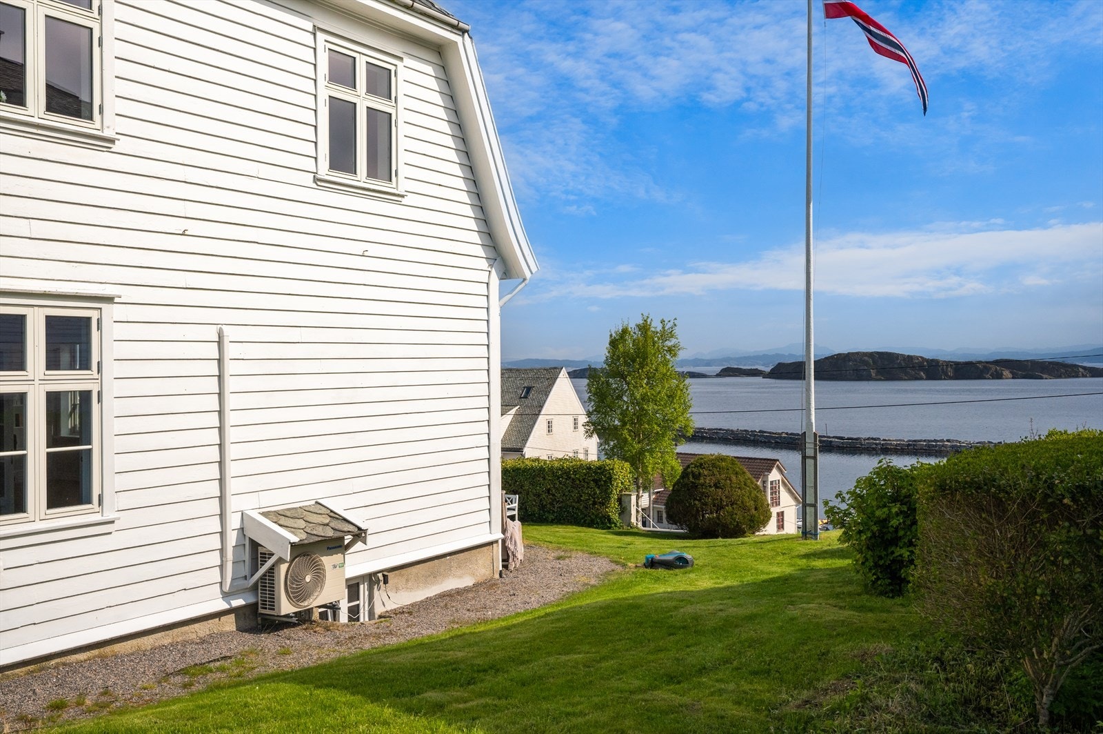 - Et perfekt sted å invitere familie og venner til hyggelige grillmiddager eller bare for å nyte solen og utsikten - Galleribilde