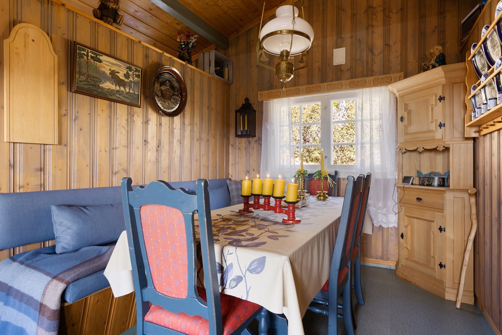 Hyggelig spisekrok med plassbygd sittebenk. Galleribilde