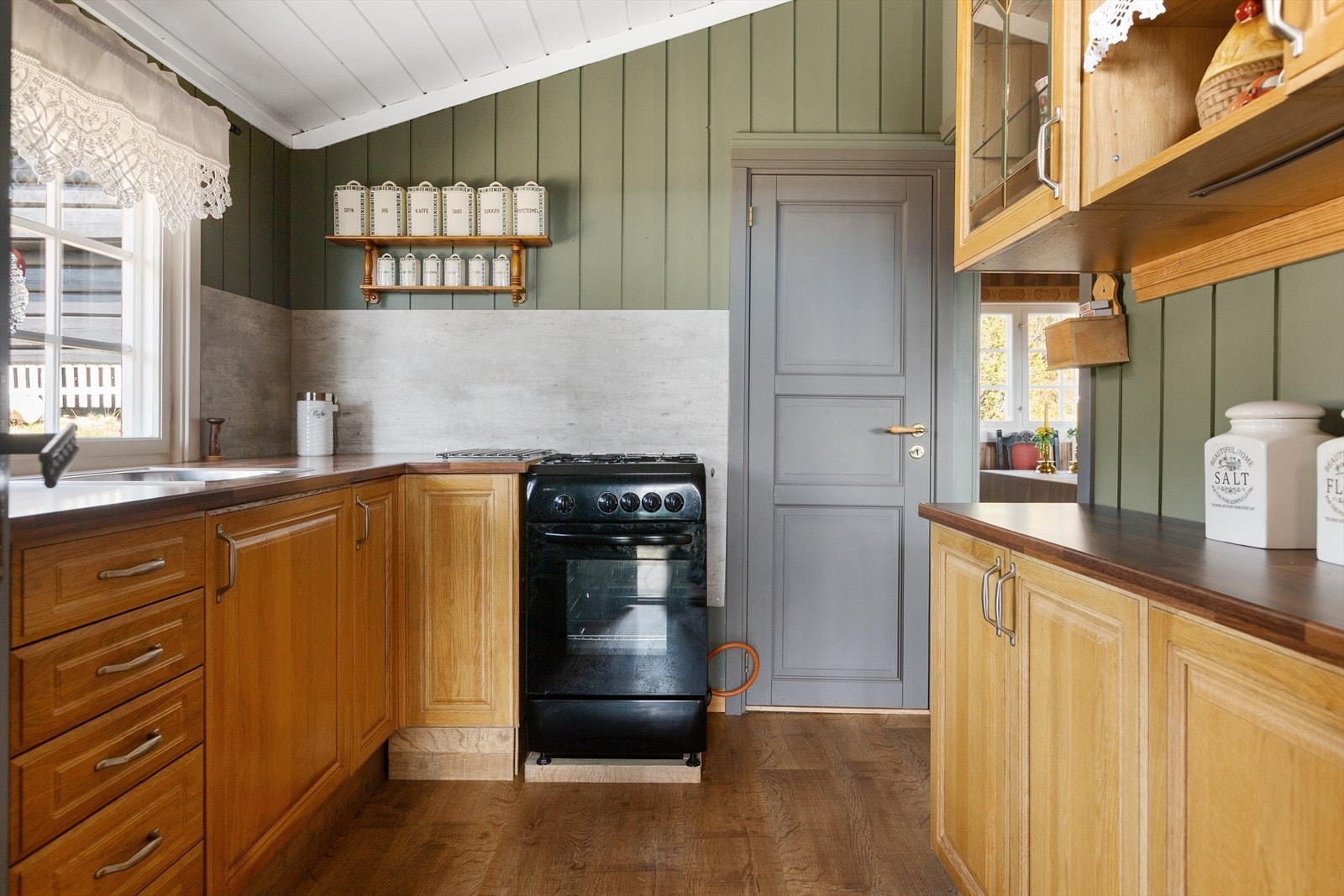 Kjøkkeninnredning med over- og underskap. Galleribilde