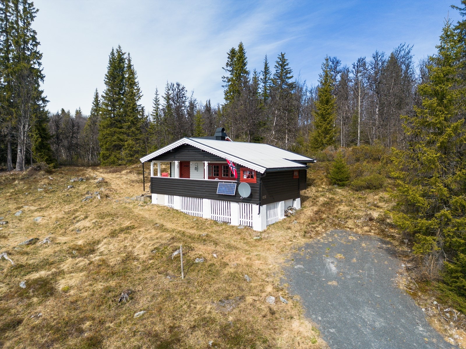 Solcellepanel montert på yttervegg. Galleribilde