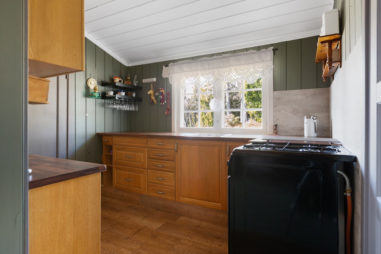 Nedfelt oppvaskkum i laminat benkeplate, med enkelt avløp til terreng. Galleribilde