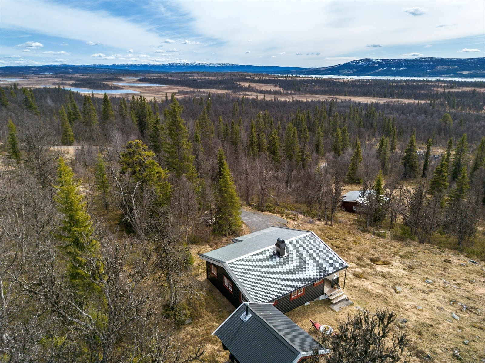Eiendommen ligger i et område med veletablerte støler samt hytte- og fritidseiendommer på stølslaget Revulen i Nord-Aurdal Kommune. Galleribilde
