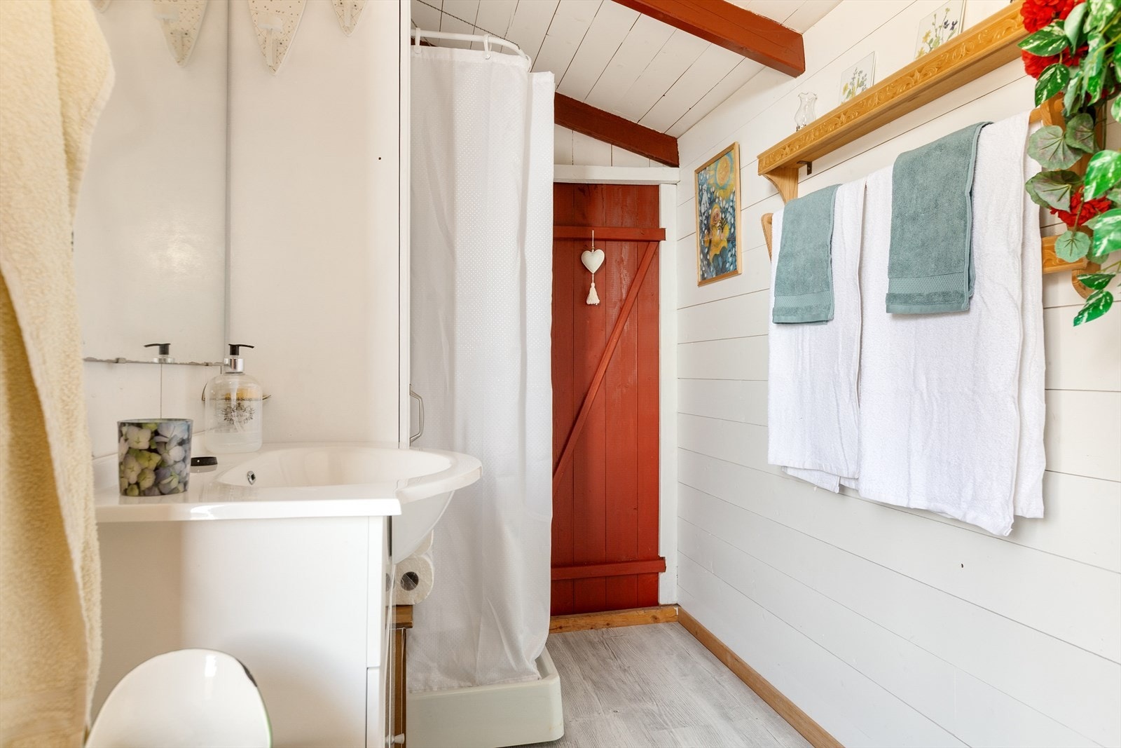 Vaskerom med servant, og dusjkabinett tilknyttet vann fra bøtte med 12v pumpe. Galleribilde