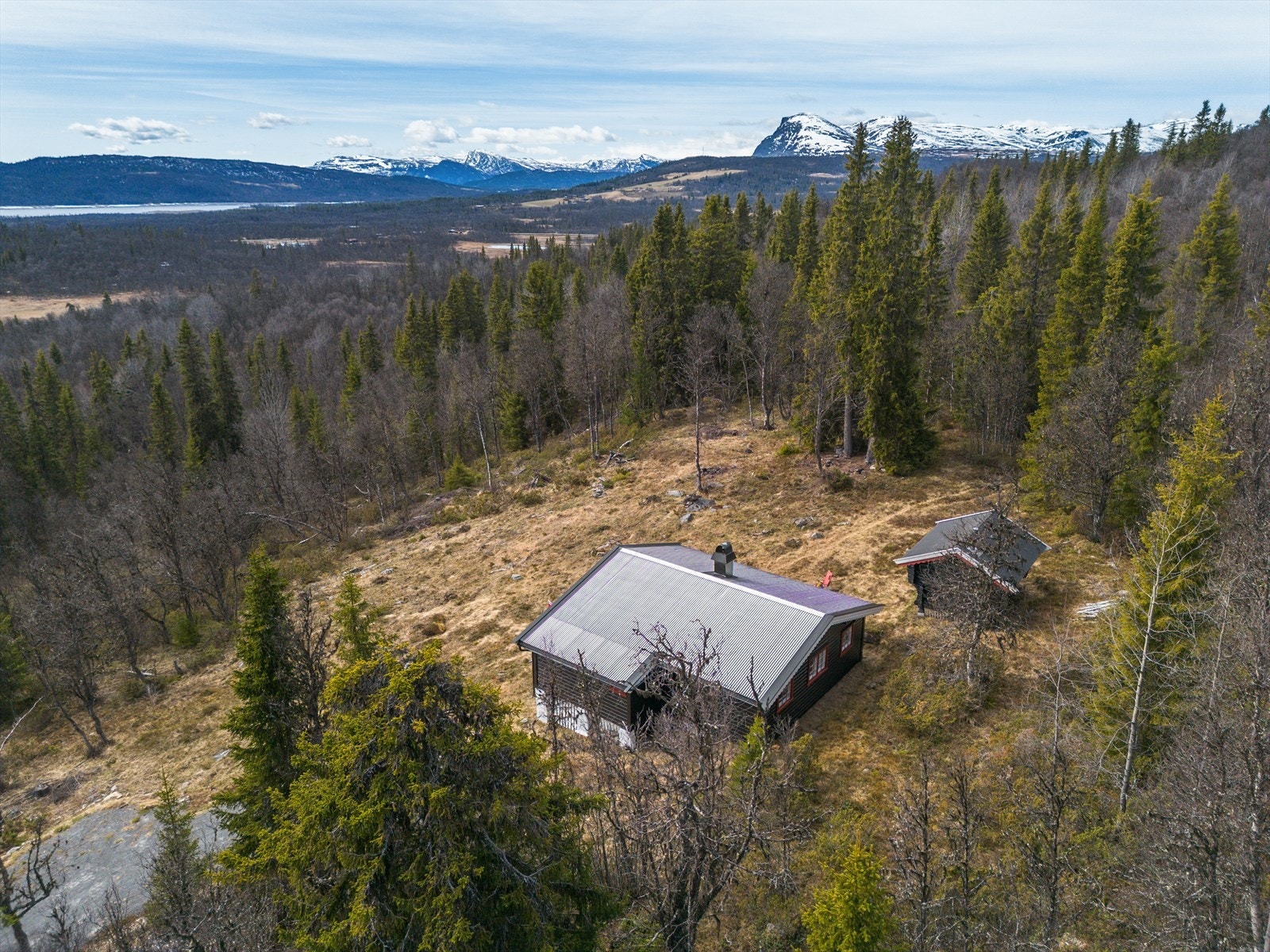 Eiendommen er beliggende i et attraktivt og naturskjønt hytteområde, omkranset av flott turterreng som innbyr til rike naturopplevelser året rundt. Galleribilde