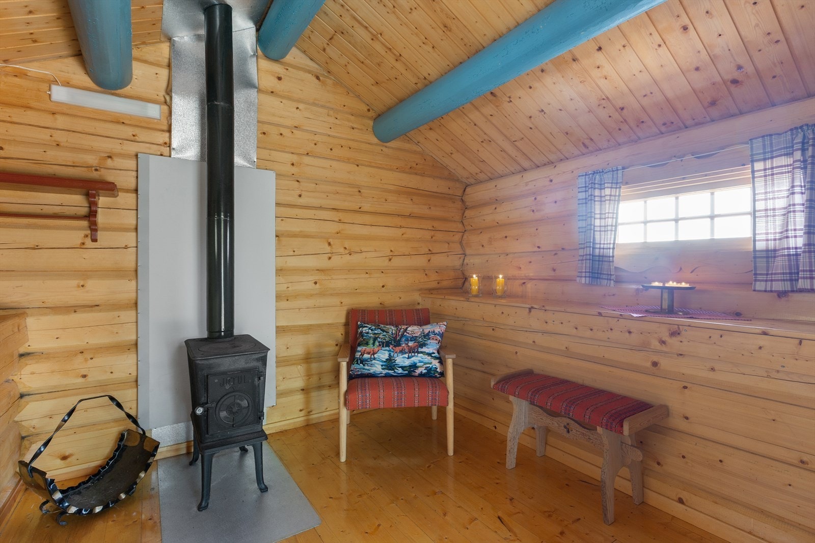 Anneks er innredet som oppholdsrom. Montert vedovn. Galleribilde