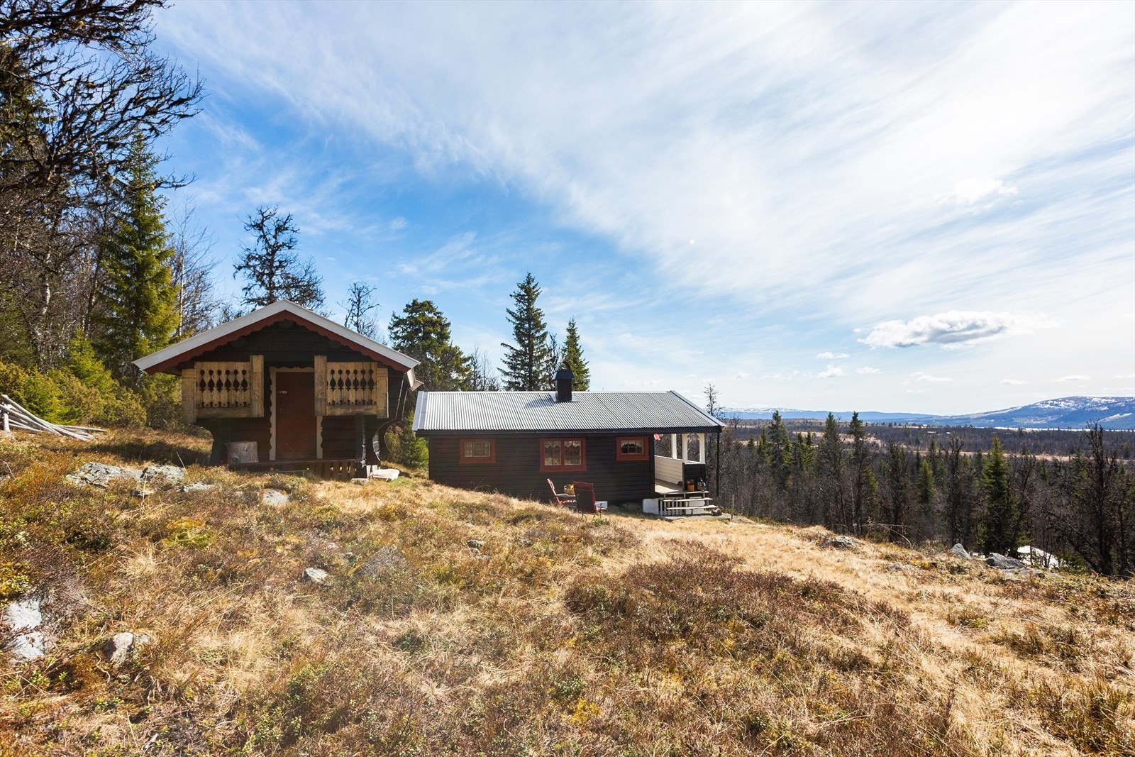 Tomten fremstår som naturtomt i skrående fjellterreng. Galleribilde
