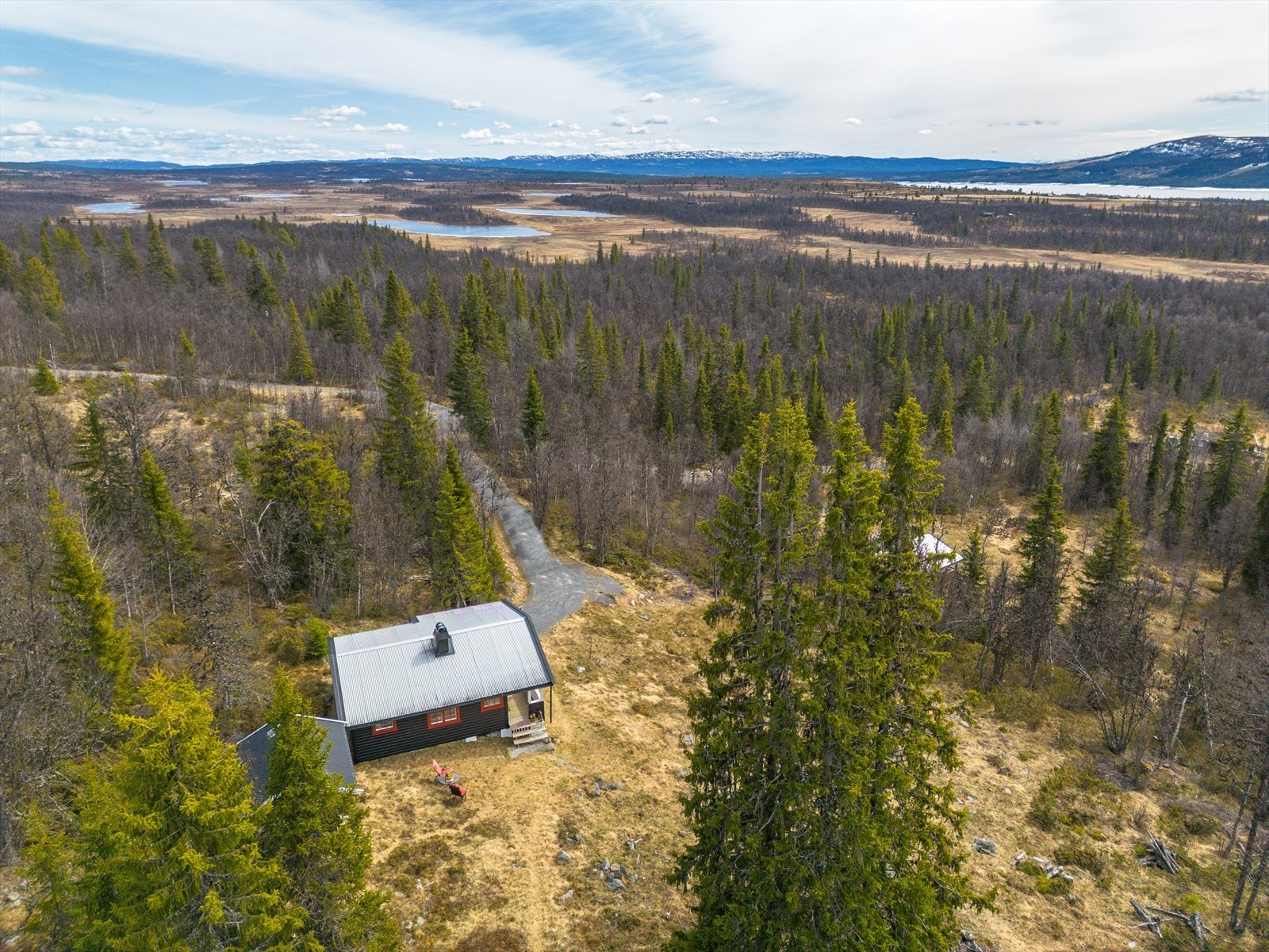 Området egner seg meget godt for fiske, med flere tjern, friske fjellvann og elver i nærområdet. Galleribilde
