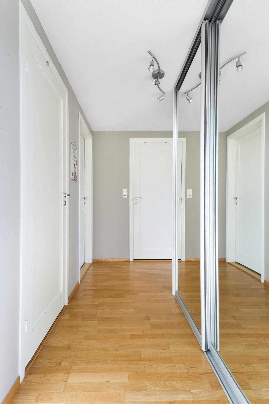 Gang med stor skyvedørsgarderobe i speil Galleribilde