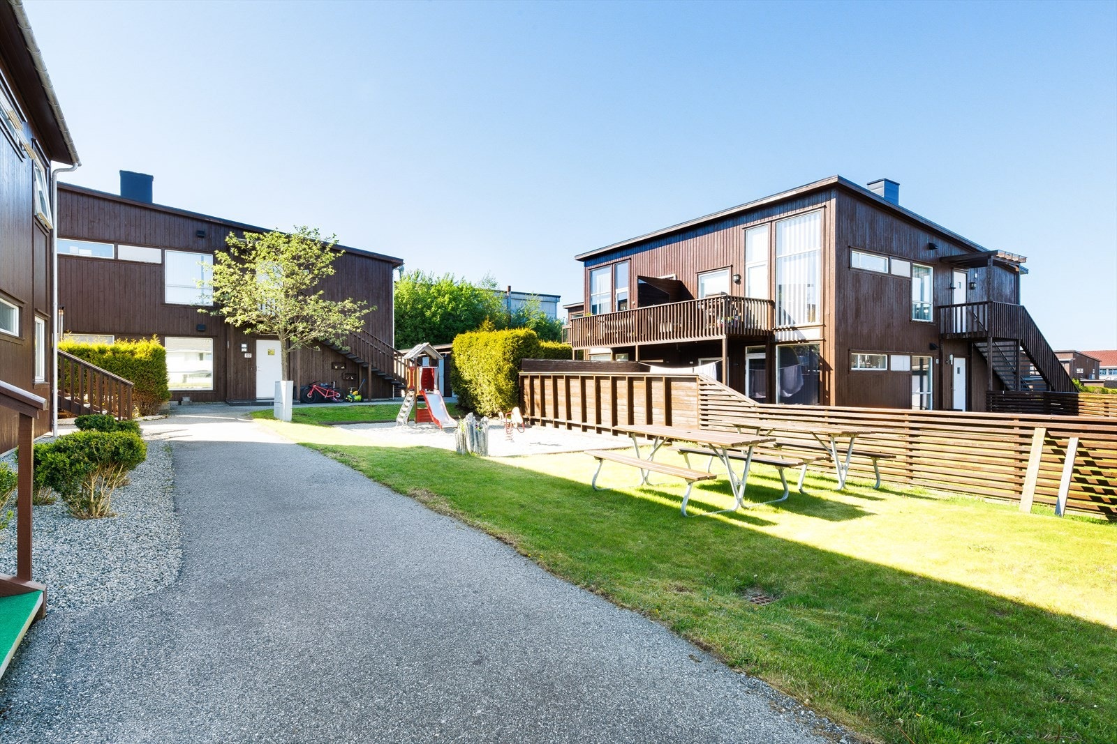 Lekeplass og benker like utenfor Galleribilde