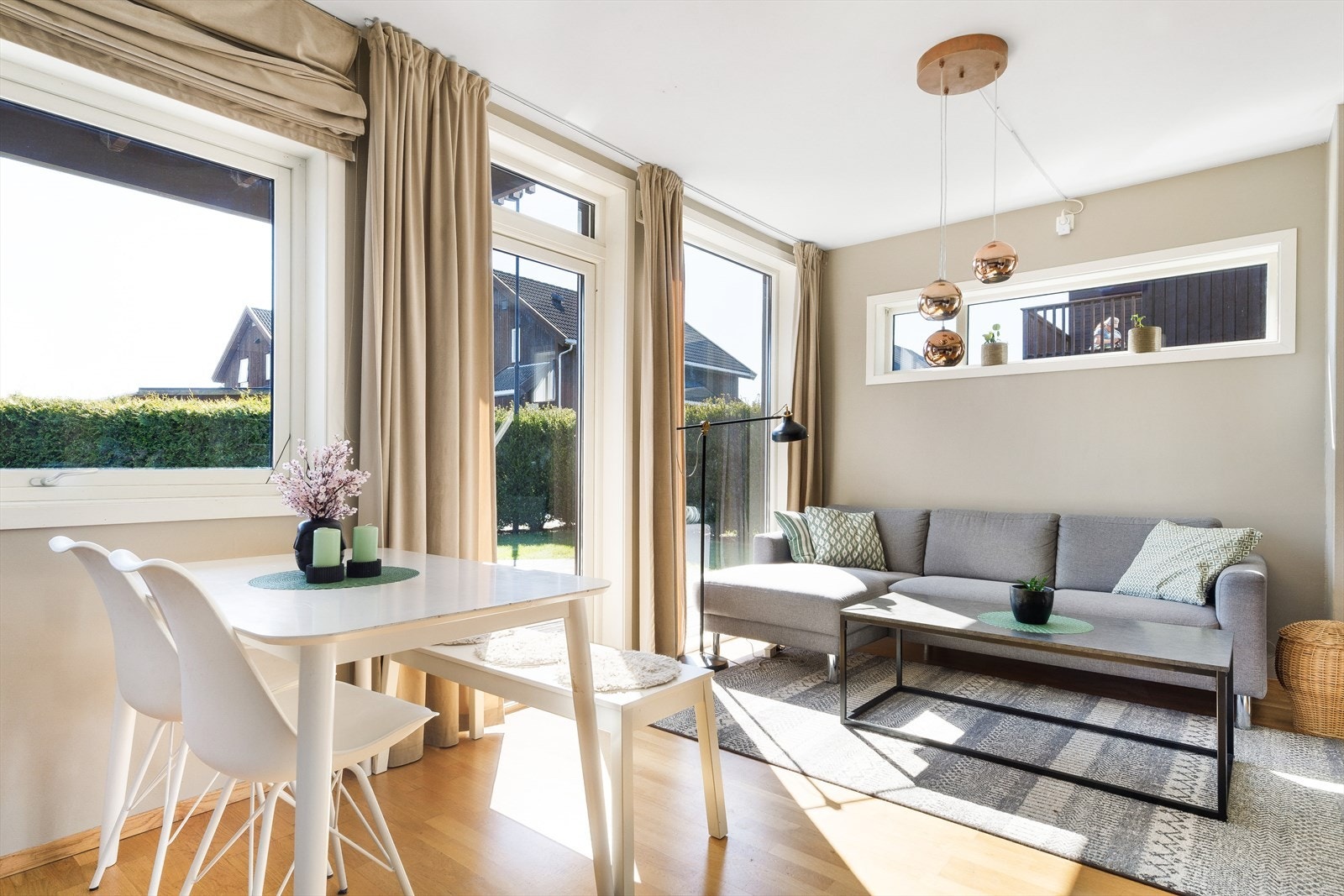 Fra stuen er det utgang til stor terrasse og hagen Galleribilde