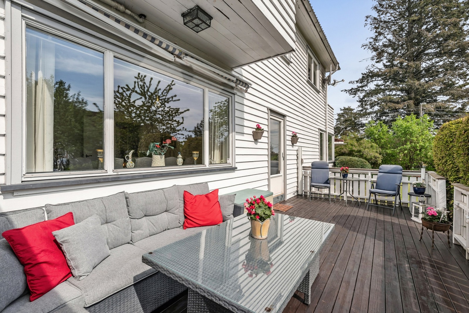 Solrik terrasse med nedgang til hagen Galleribilde