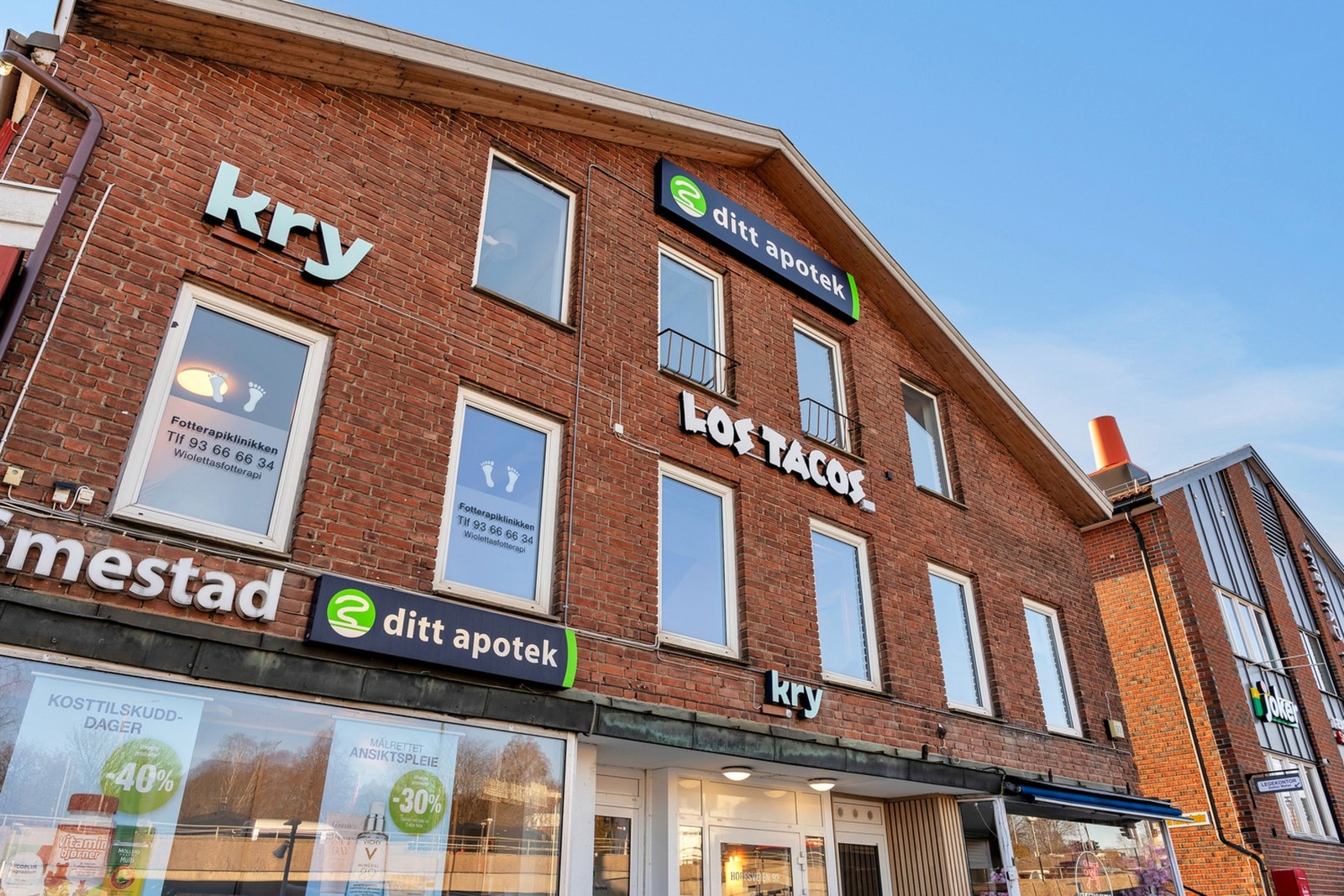 Smestad med diverse butikker Galleribilde