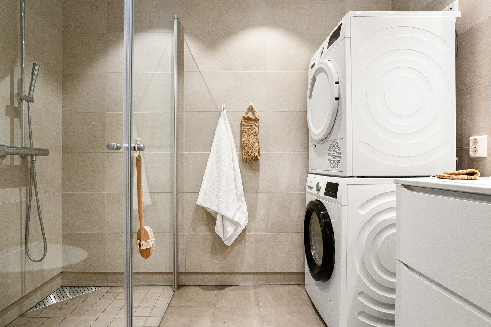 Badet har innfelte downlights i himlingen og vannbåren gulvvarme. Galleribilde