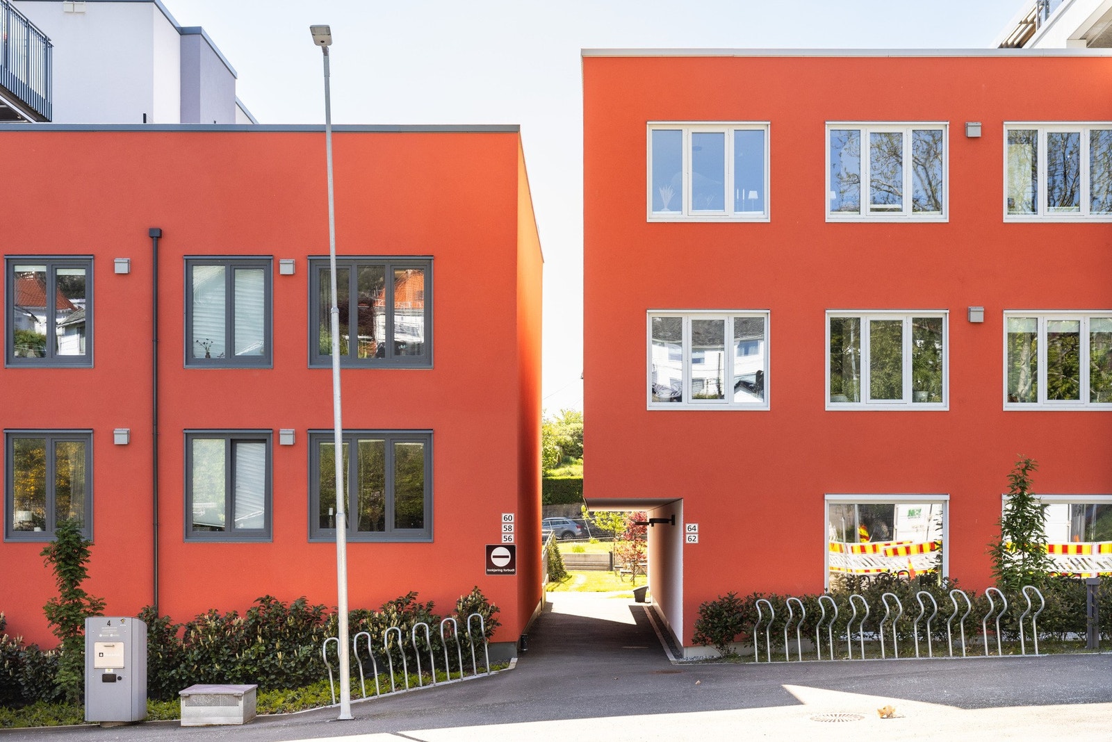 Man har gåavstand til dagligvarebutikker, NHH, busstopp, treningssenter, Padelsenter, og flere populære turområder. Galleribilde