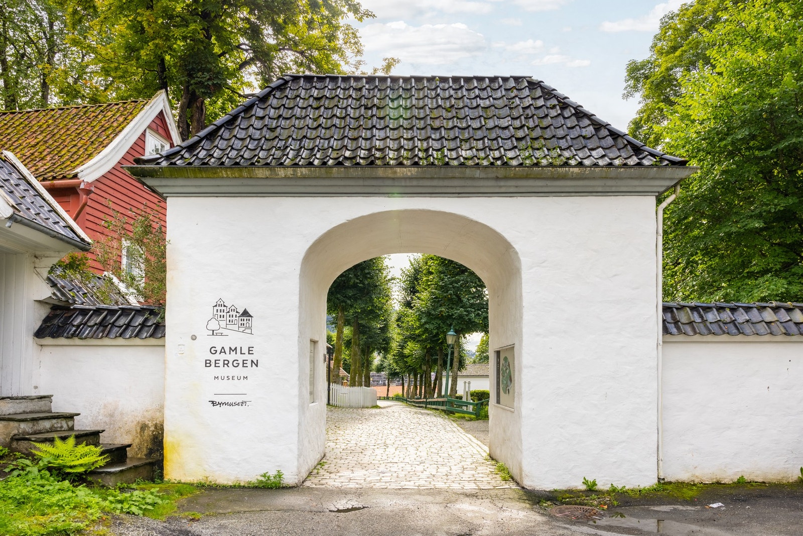 Gamle Bergen ligger like ved. Området er driftet av Bymuseet og her kan man oppleve livet i Bergen "i gamle dager". Galleribilde