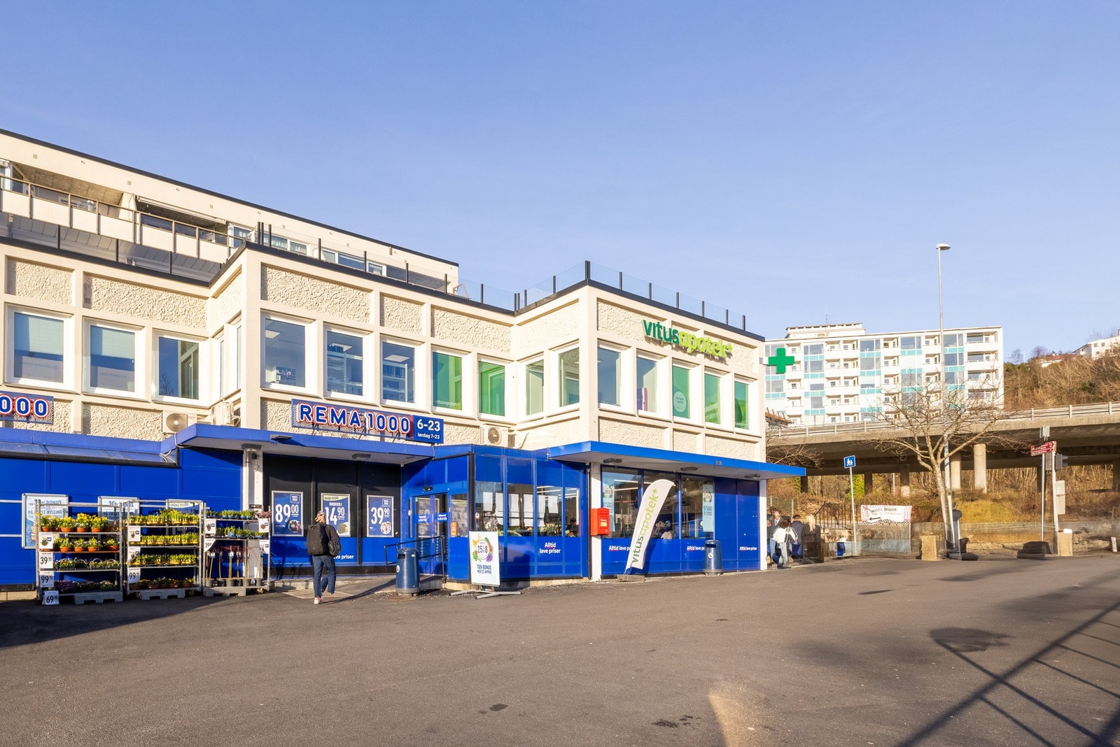 Nærmeste dagligvarebutikk er Rema 1000 Helleveien. Galleribilde