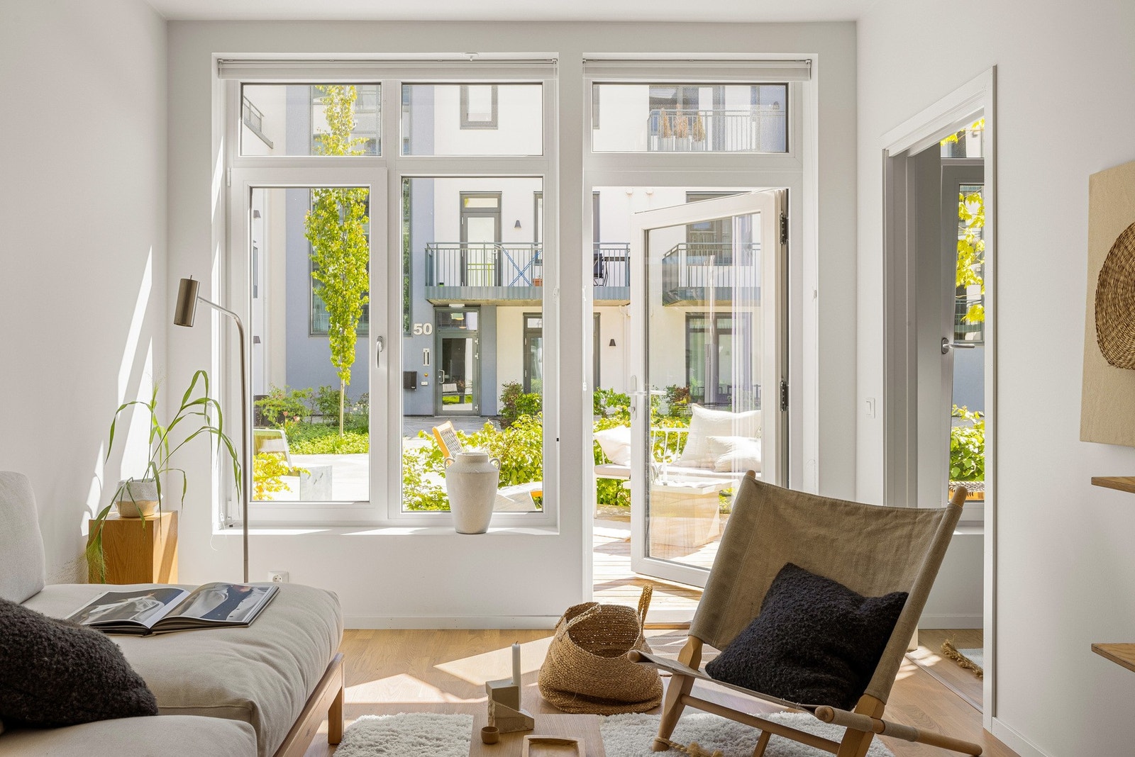 Store vindusflater slipper inn rikelig med naturlig lys og er med på å skape en fantastisk romfølelse. Galleribilde