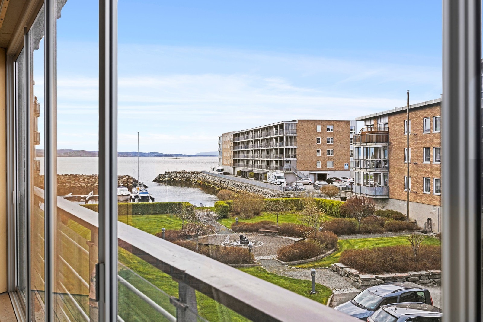 Utsikt mot fjorden og småbåtmarina! Galleribilde