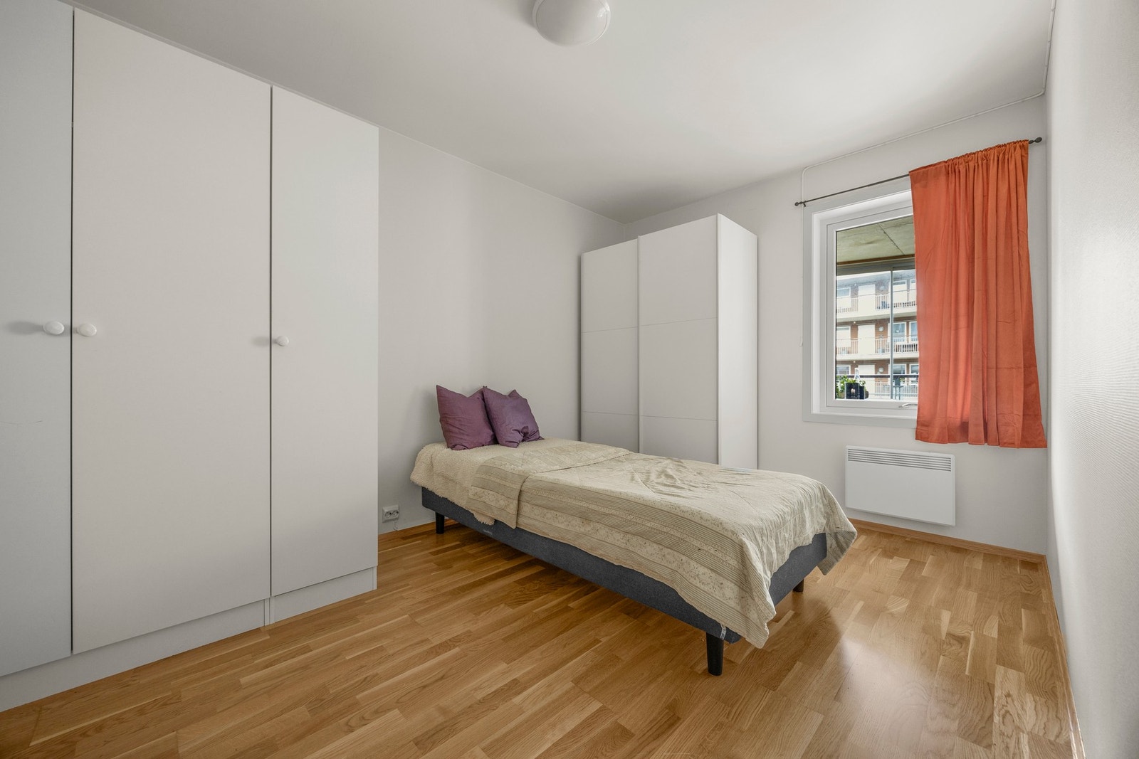 Hovedsoverom - 10,5 kvm. God plass til seng og garderobeløsning Galleribilde