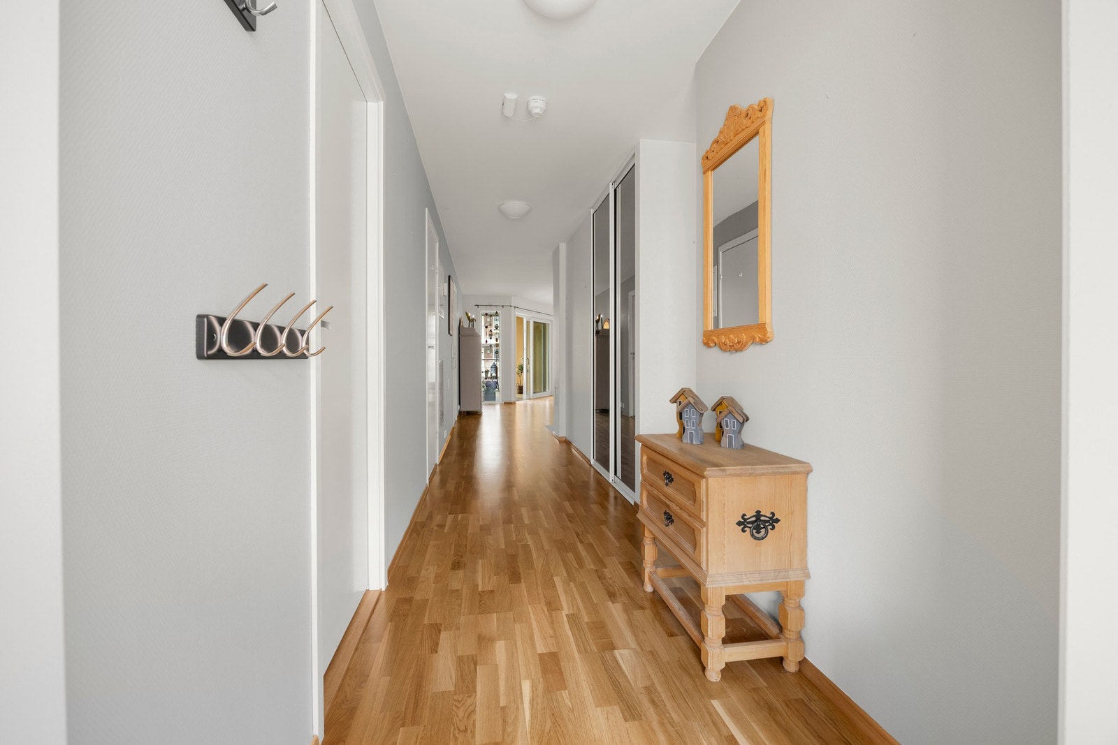 Entré - 9 kvm. Utstyrt med praktisk skyvedørsgarderobe med speilfronter. Galleribilde