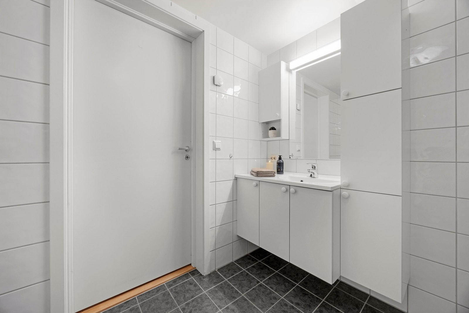 Utstyrt med servantskap, dusjkabinett, toalett og opplegg for vaskemaskin Galleribilde