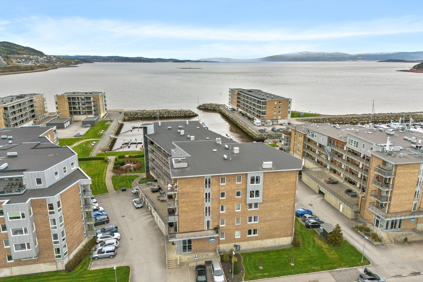 Her bor du i et rolig og maritimt miljø, med delvis utsikt mot sjøen og grønne fellesarealer rett utenfor døren. Galleribilde