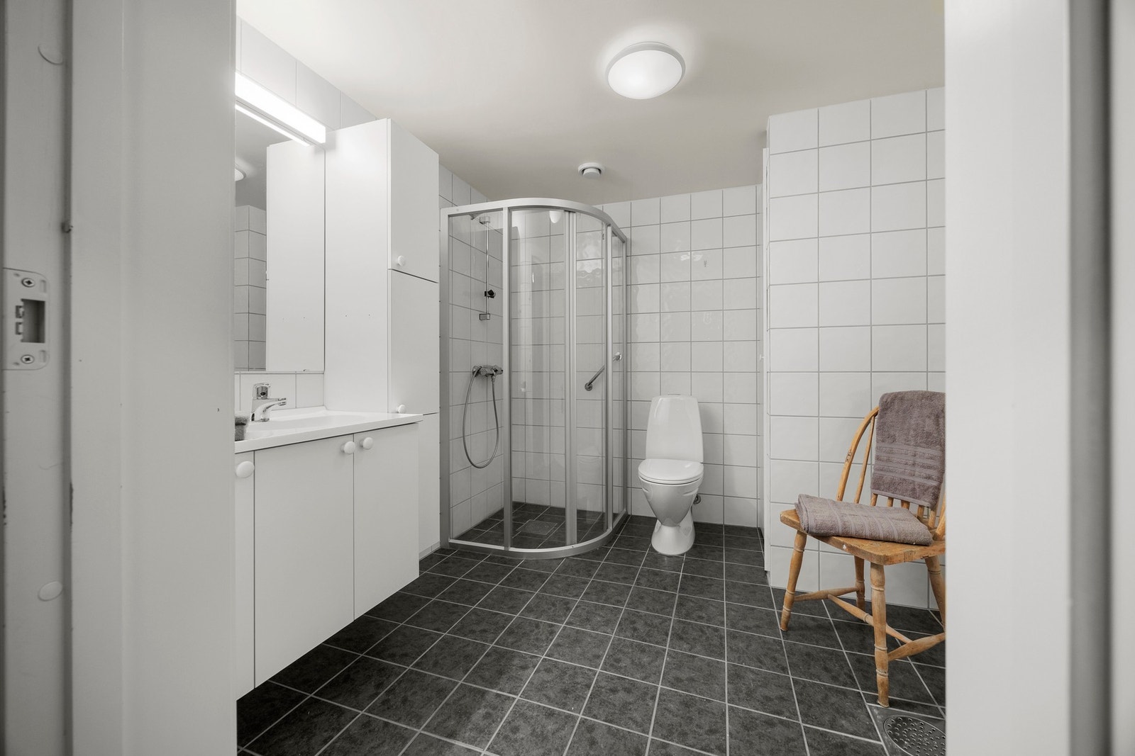 Bad/vaskerom - 6,5 kvm. Flislagte overflater med varme i gulv. Galleribilde