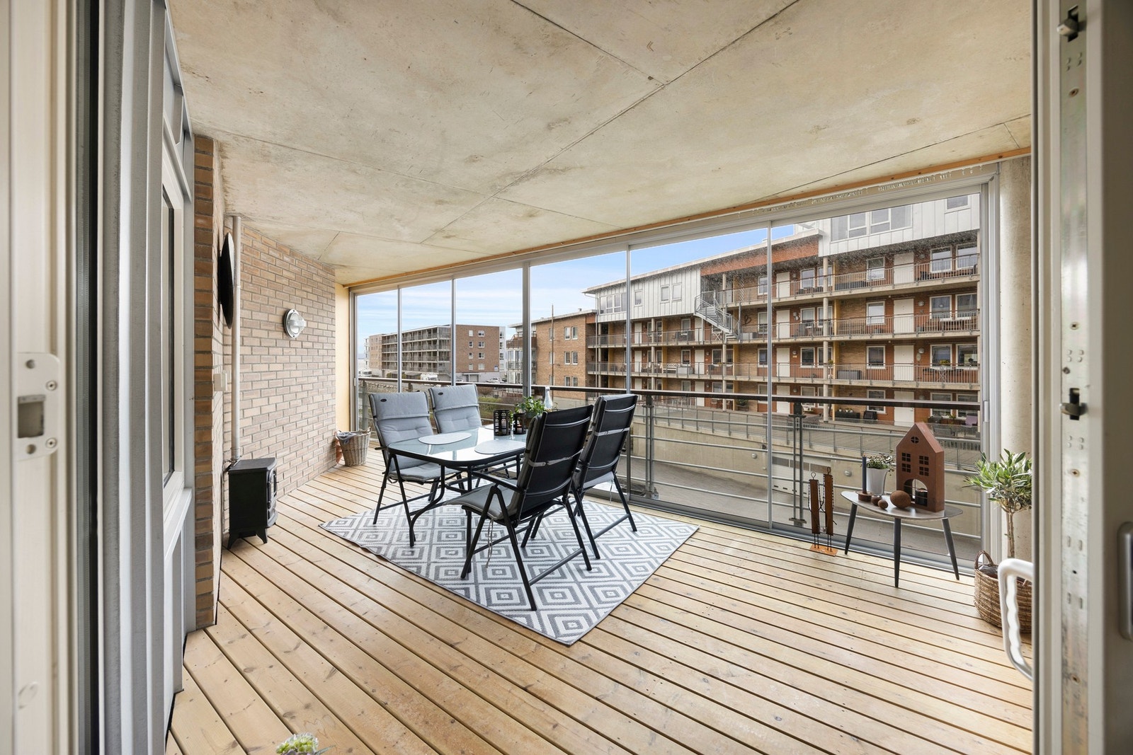 Dør ut til innglasset balkong - ca 17 kvm. Galleribilde