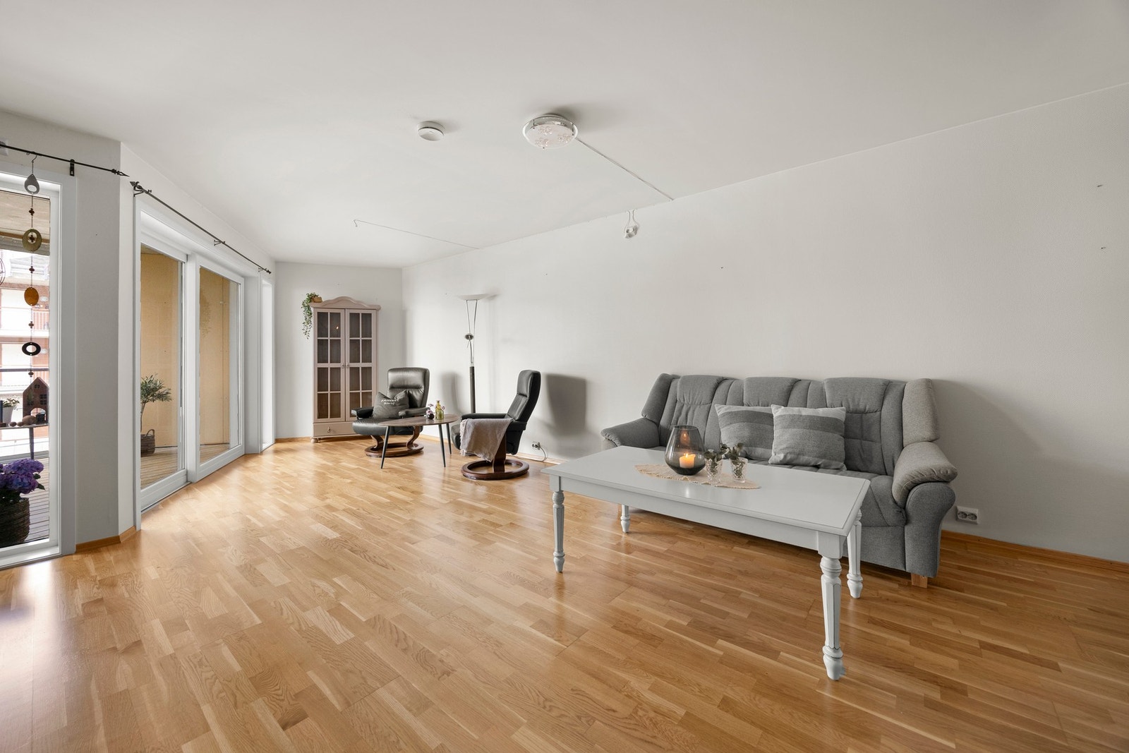 Stuen måler 27 kvm og har god plass til sittemøblement. Galleribilde